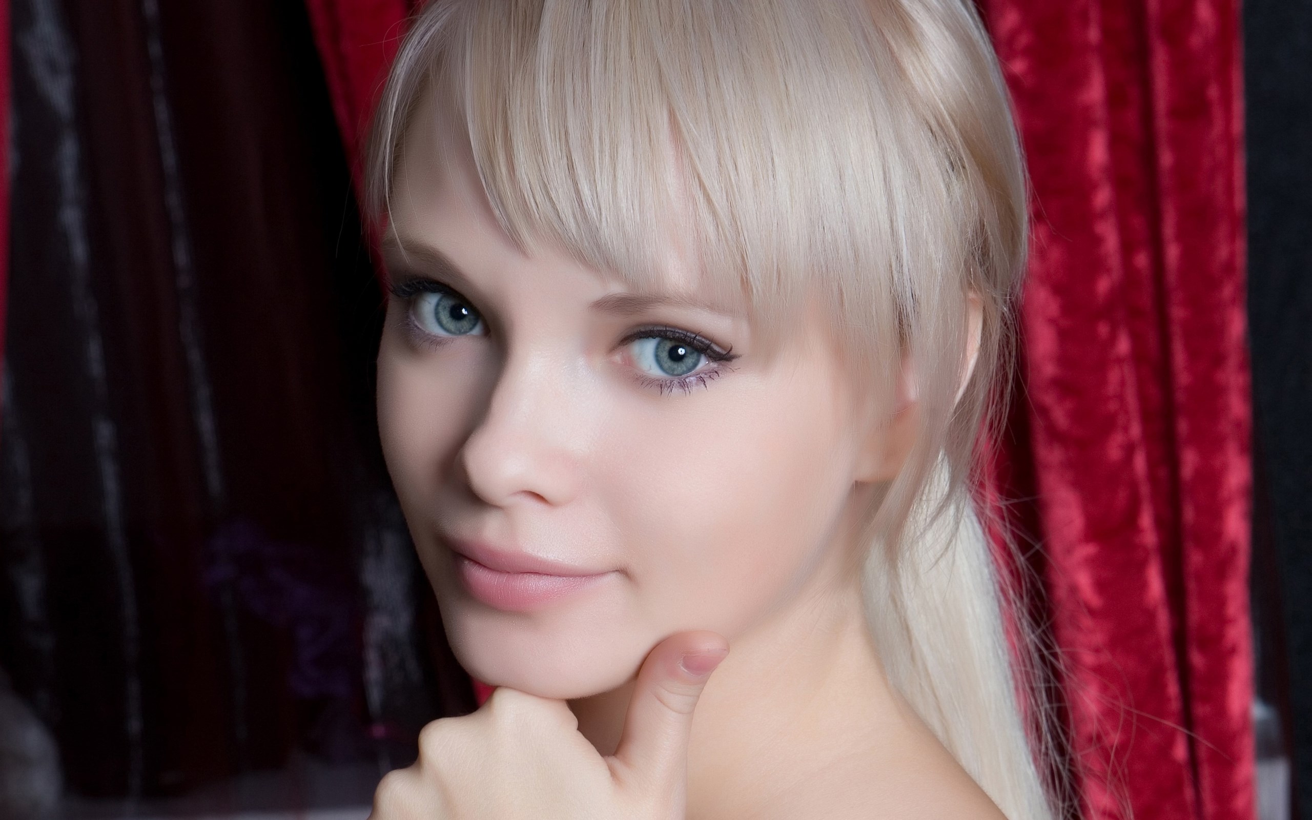 Blonde woman with blue eyes posing HD Wallpaper