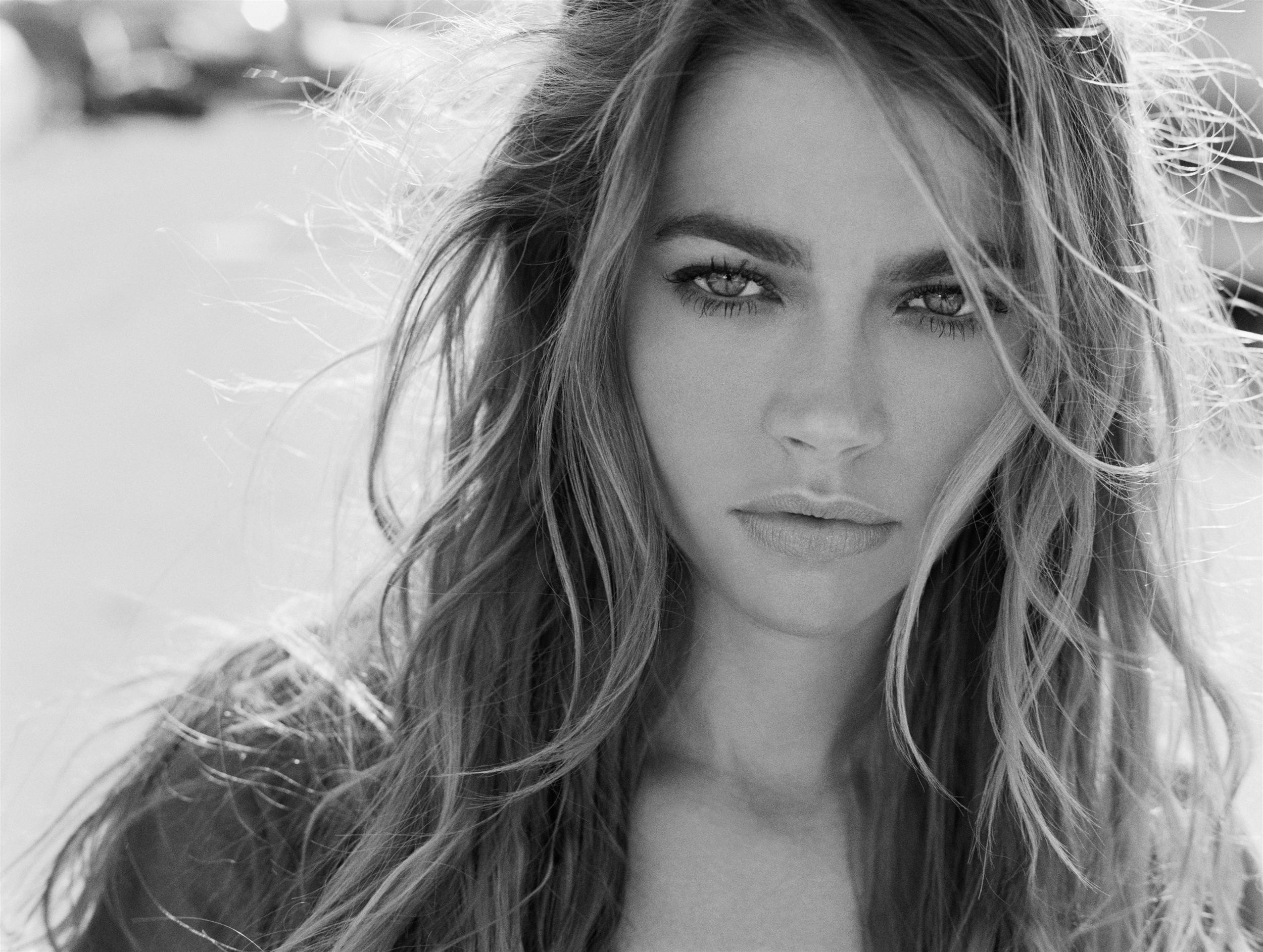 Denise Richards portrait HD Wallpaper