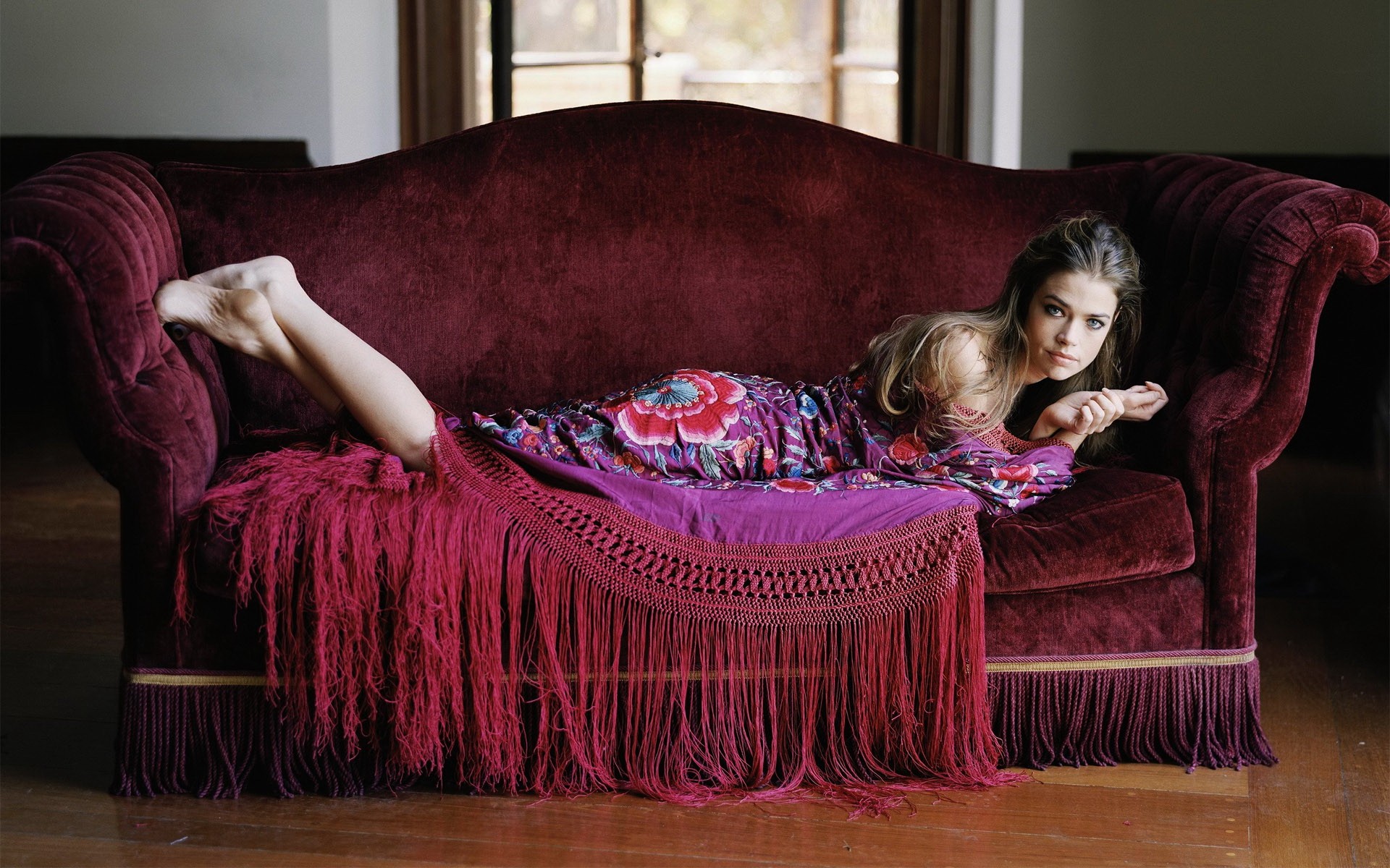 Denise Richards on a velvet couch HD Wallpaper