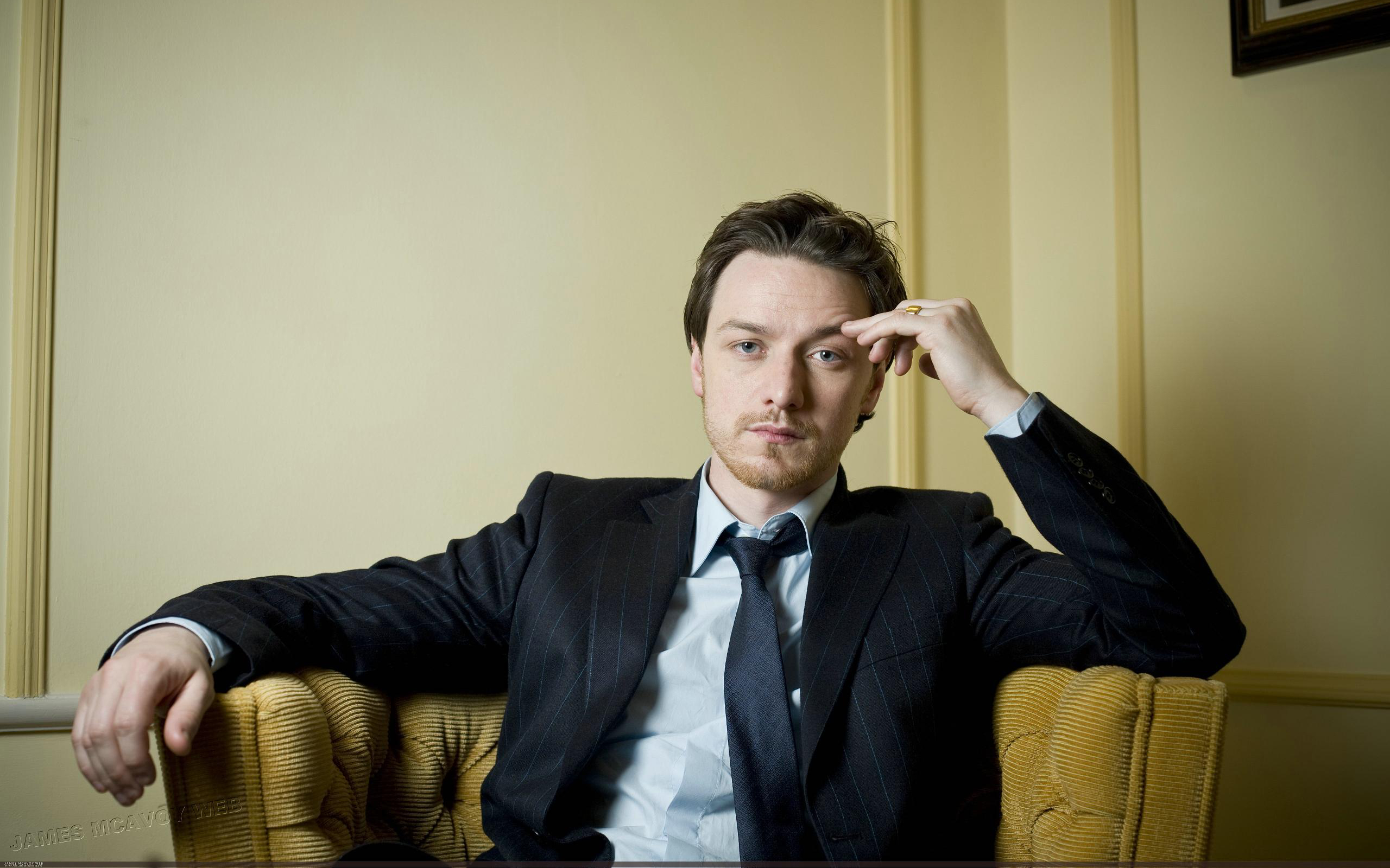 James McAvoy in a suit HD Wallpaper