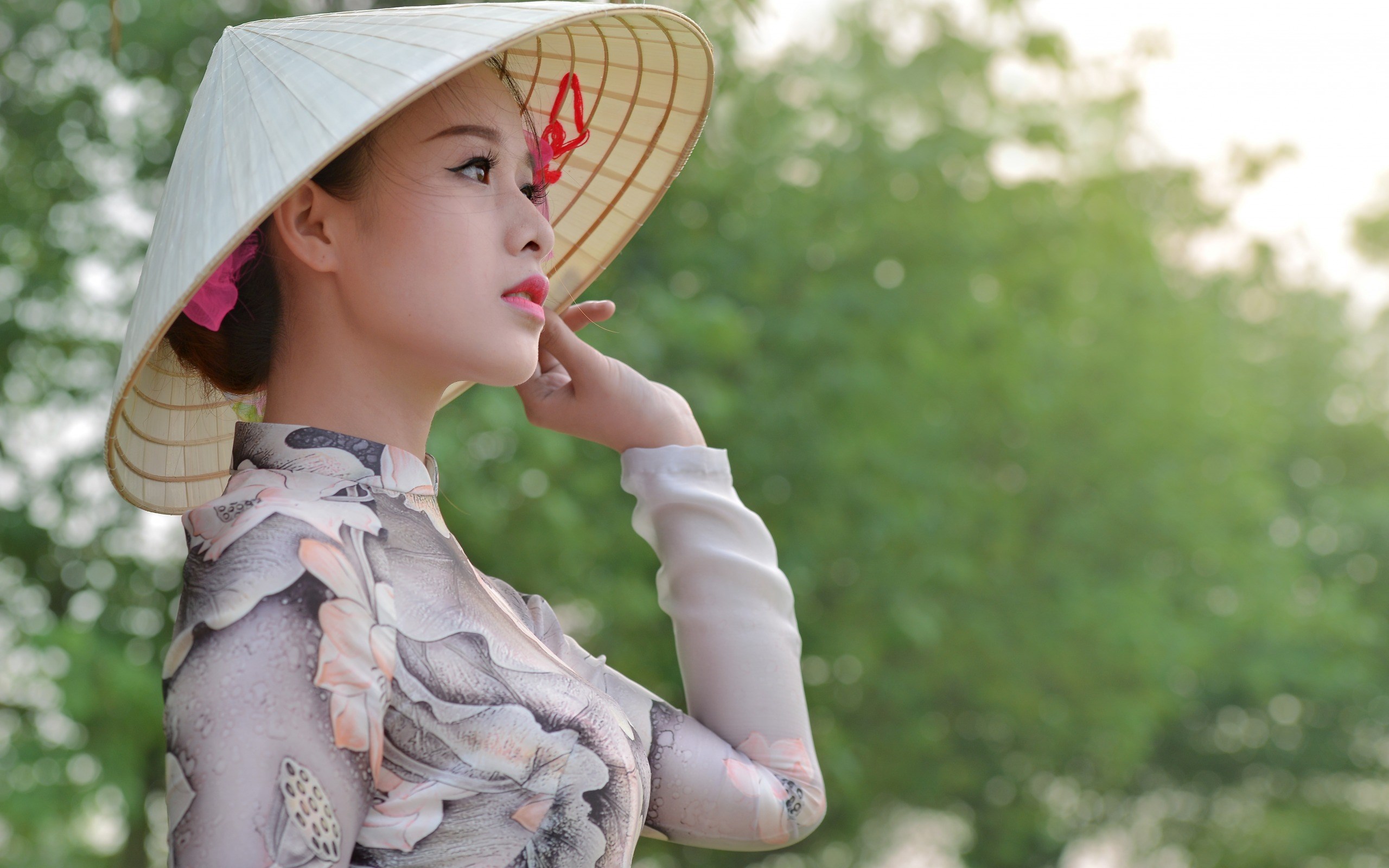 Woman in traditional Vietnamese dress and conical hat HD Wallpaper