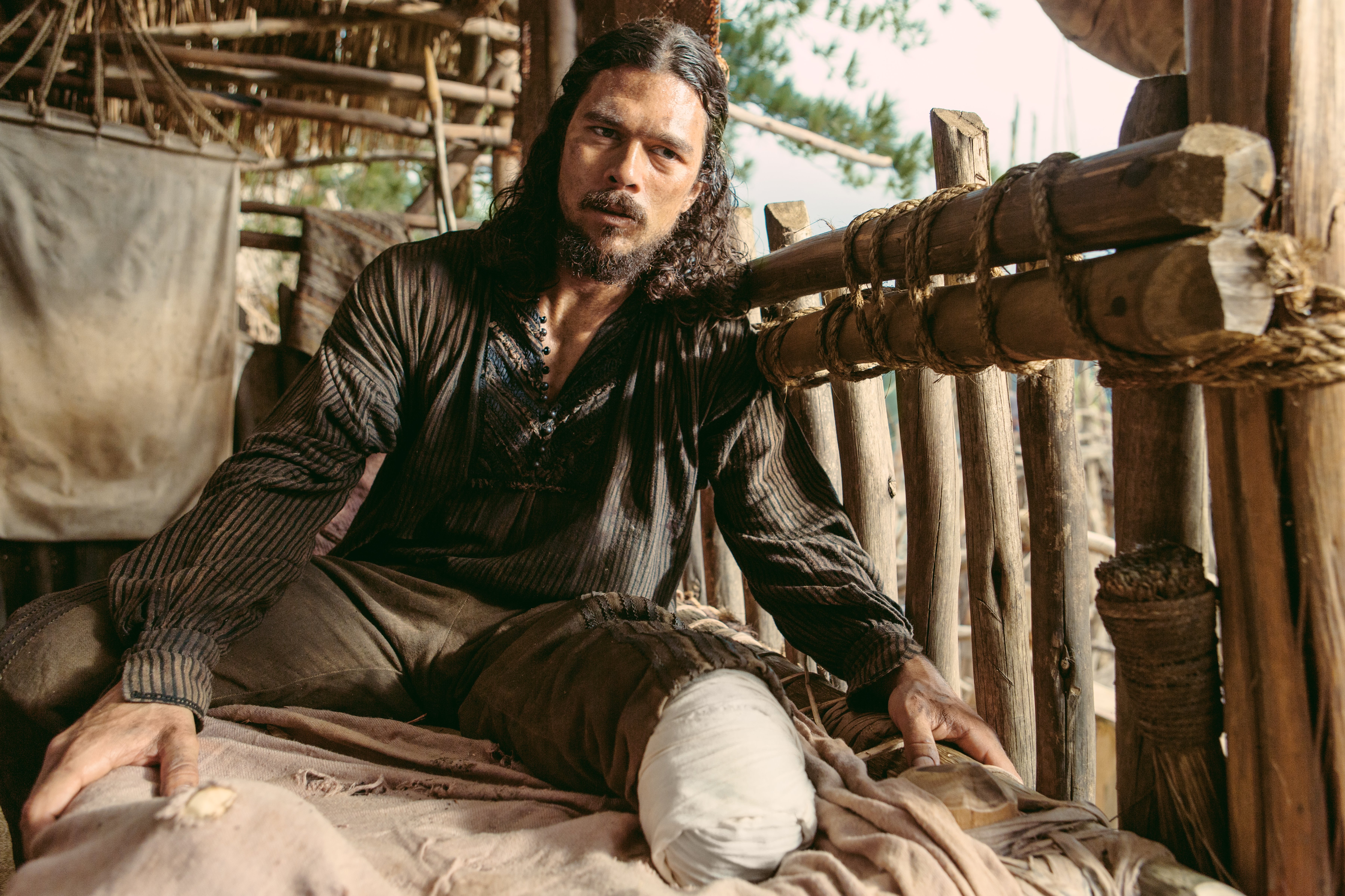 Luke Arnold as John Silver in Black Sails HD Wallpaper