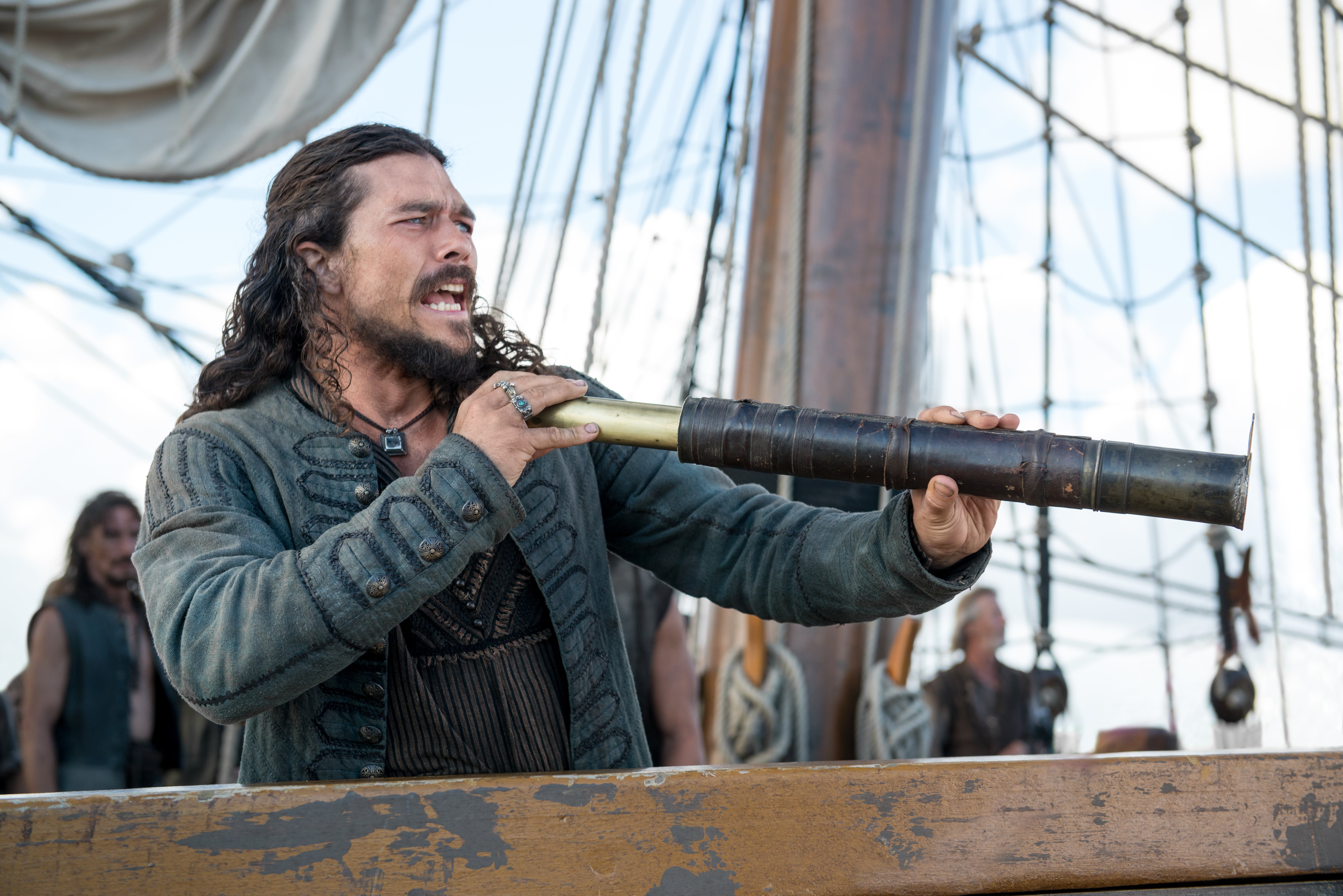 John Silver from Black Sails with a spyglass HD Wallpaper