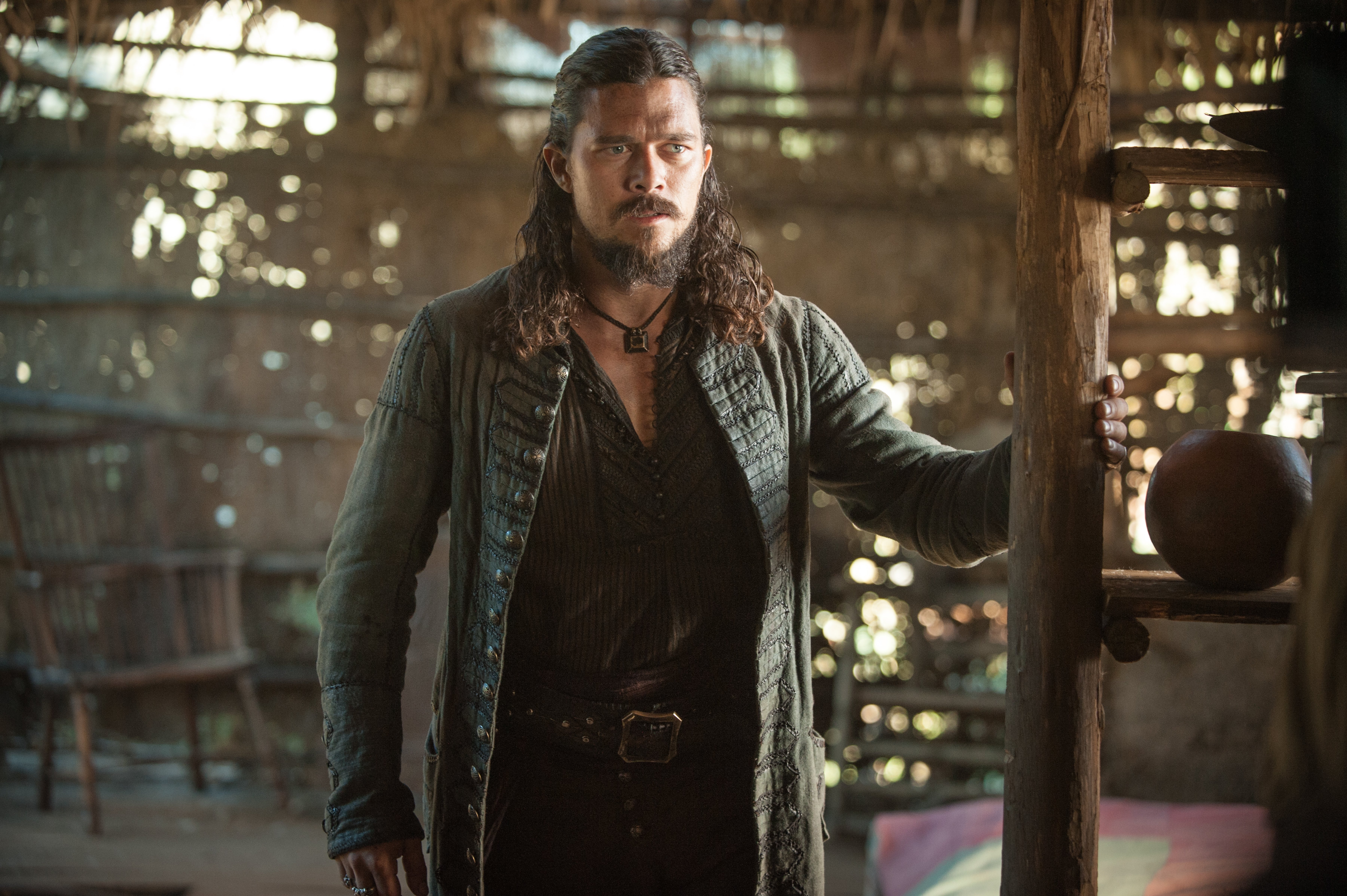 Luke Arnold as John Silver in Black Sails HD Wallpaper