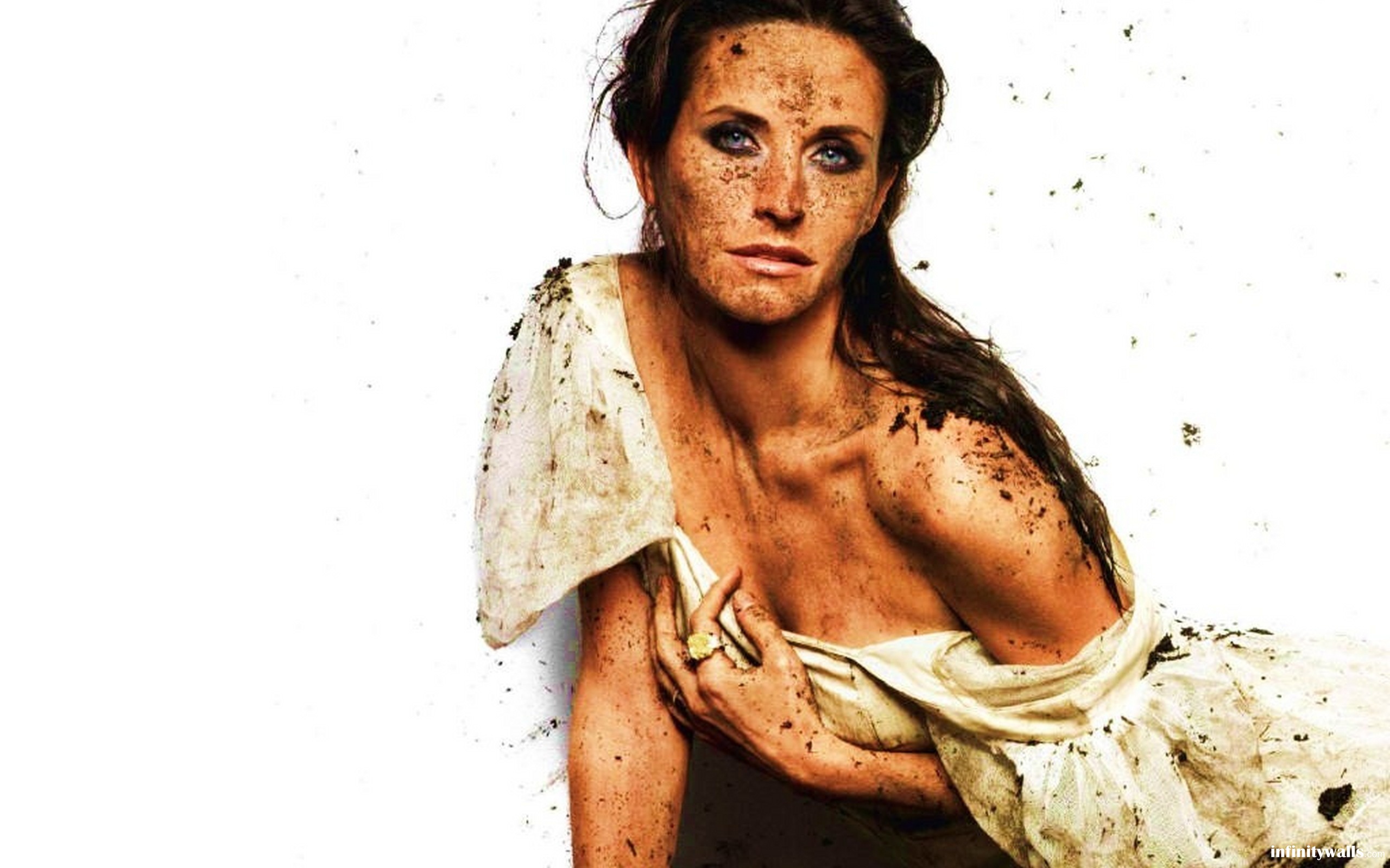 Courteney Cox covered in dirt HD Wallpaper