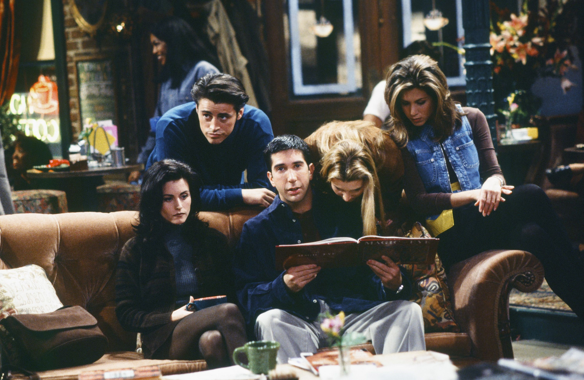 Friends cast in Central Perk HD Wallpaper