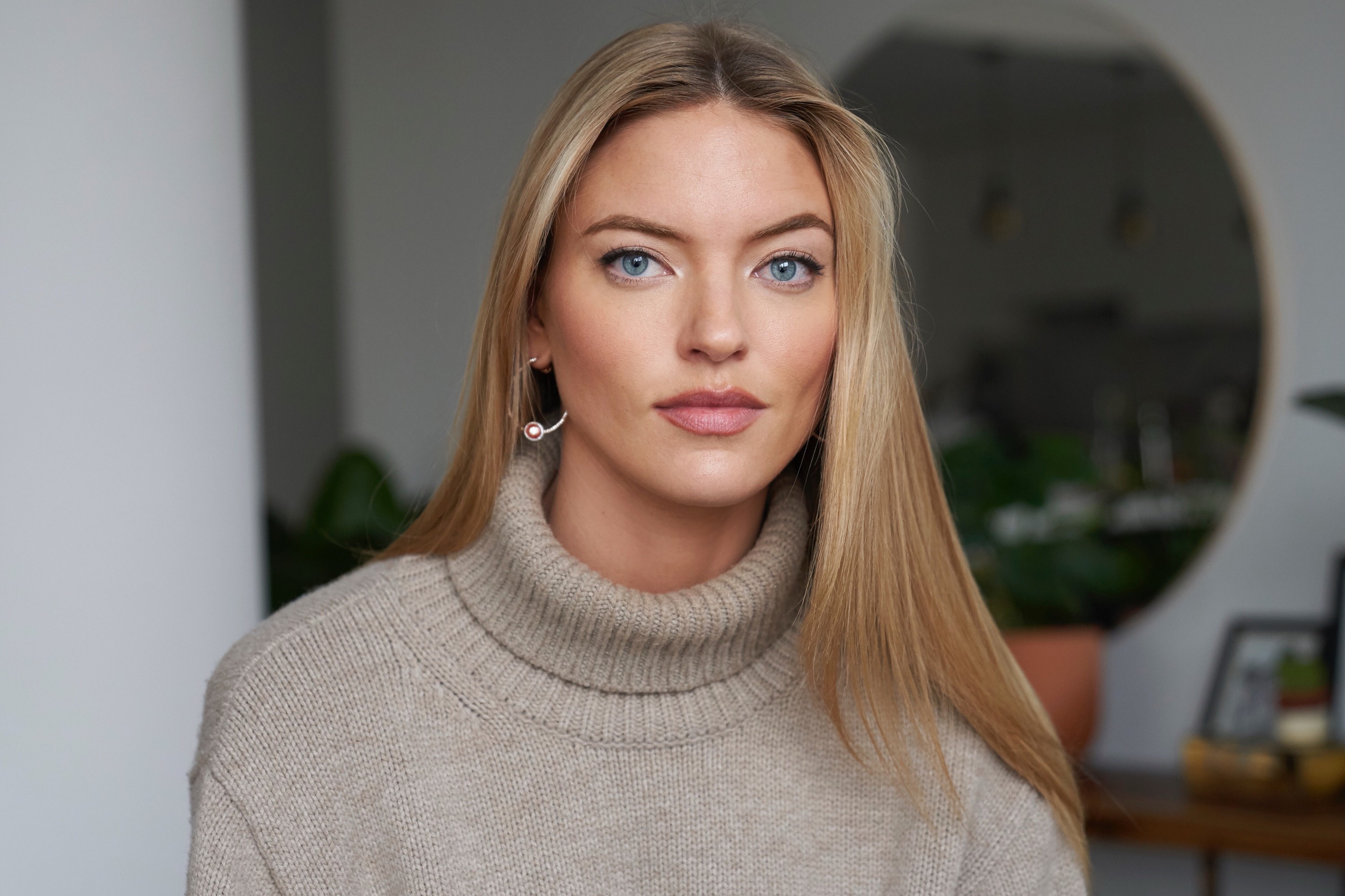 Martha Hunt wearing a turtleneck sweater HD Wallpaper