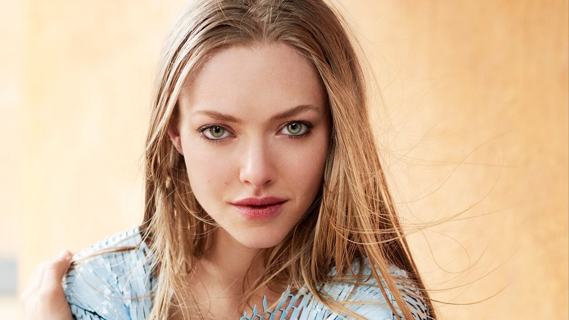Amanda Seyfried close-up portrait HD Wallpaper