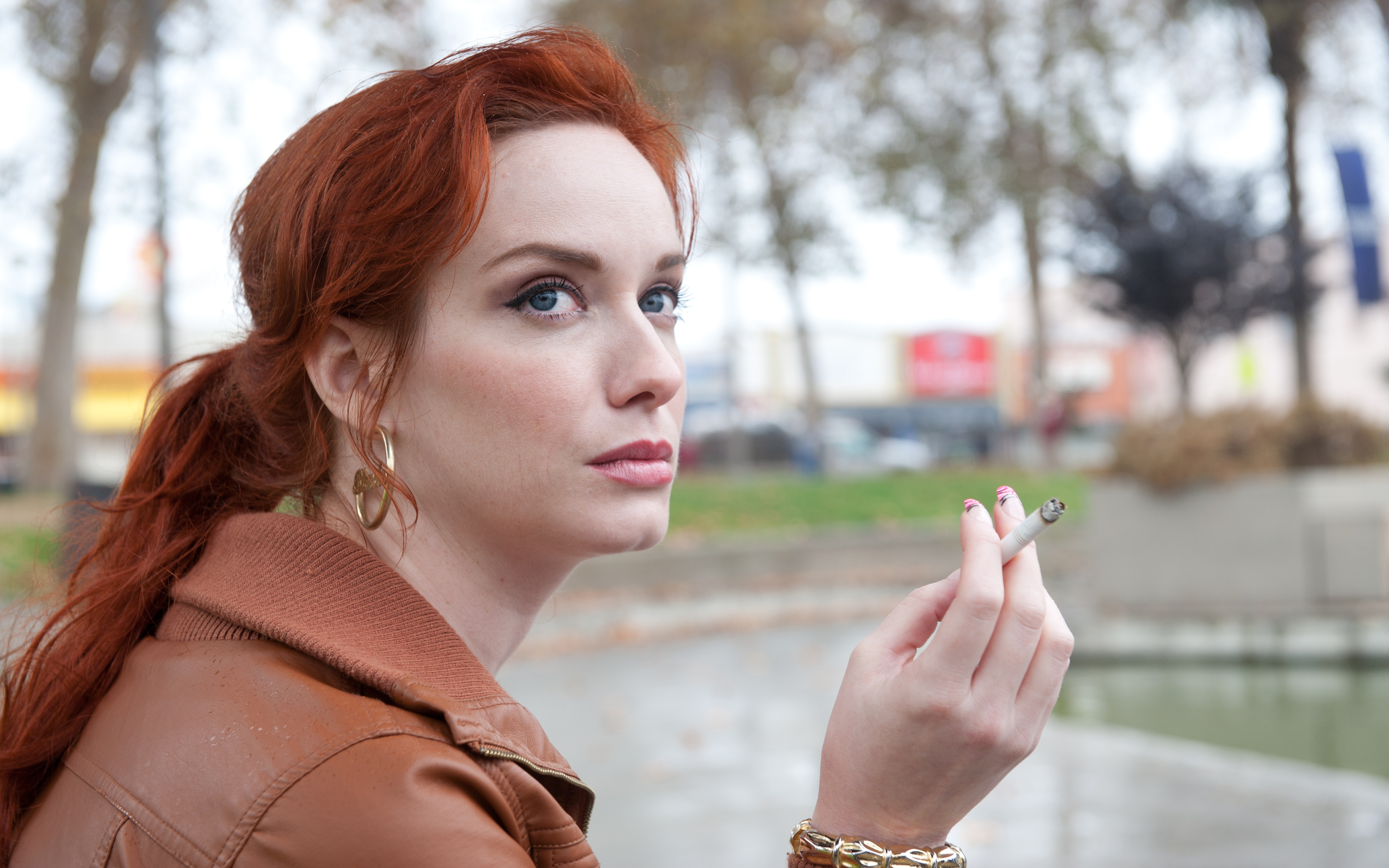 Christina Hendricks smoking outdoors HD Wallpaper