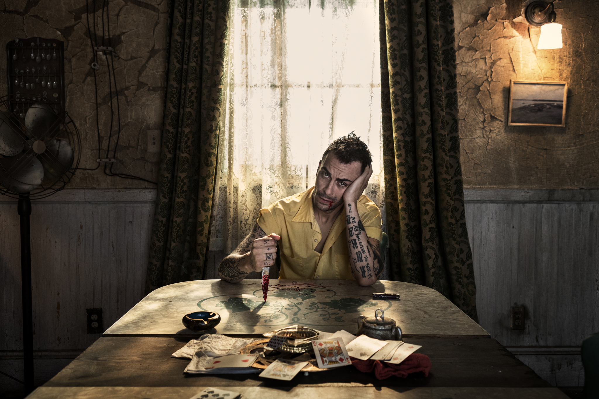 Joseph Gilgun with knife and cards HD Wallpaper