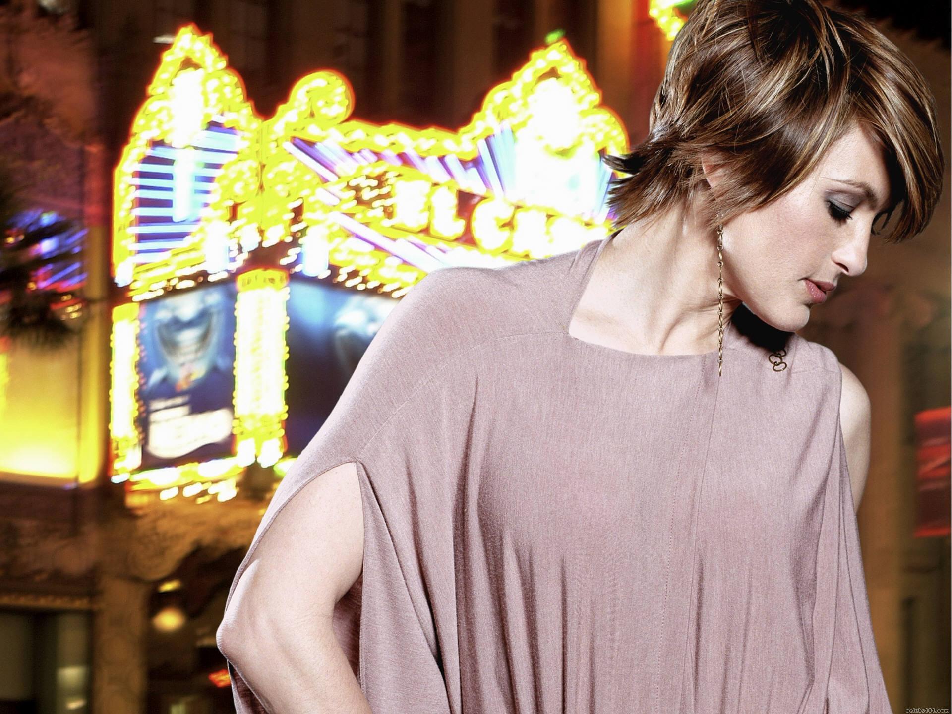 Mariska Hargitay in front of El Capitan Theatre HD Wallpaper