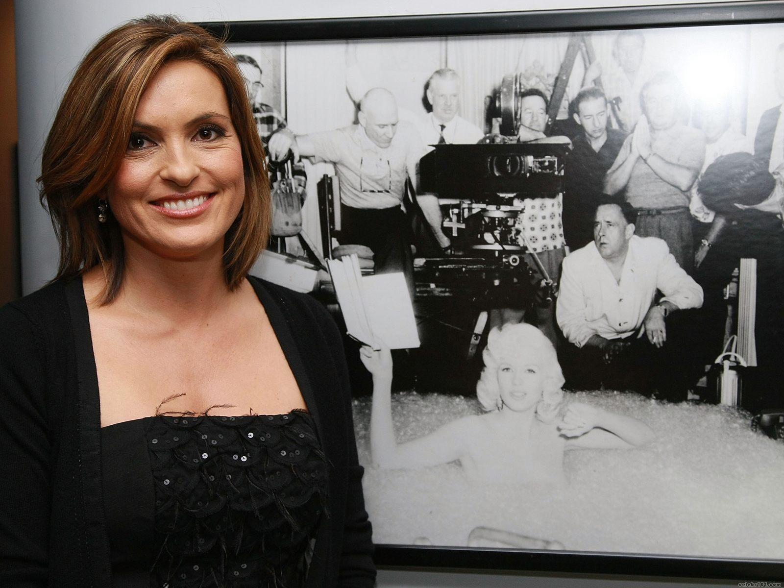 Mariska Hargitay in front of Marilyn Monroe photo HD Wallpaper