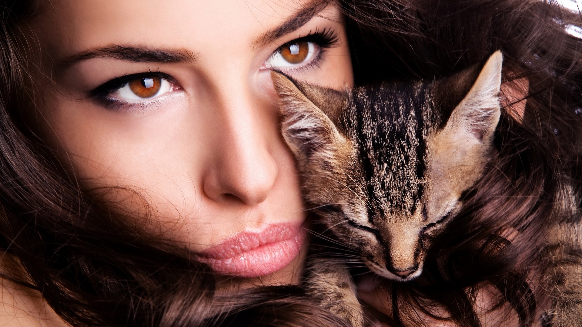 Woman with a kitten HD Wallpaper