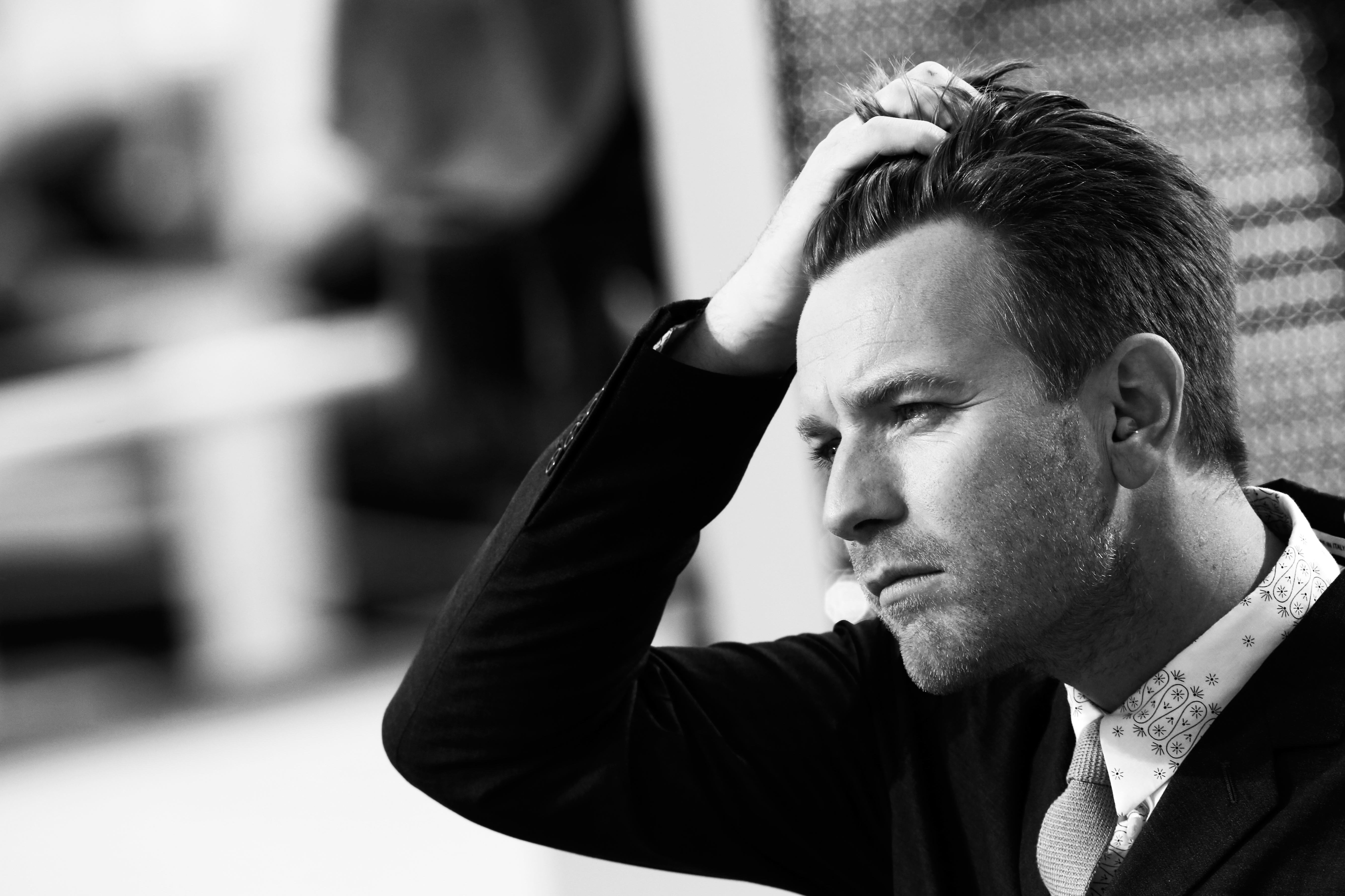 Ewan McGregor in a suit HD Wallpaper