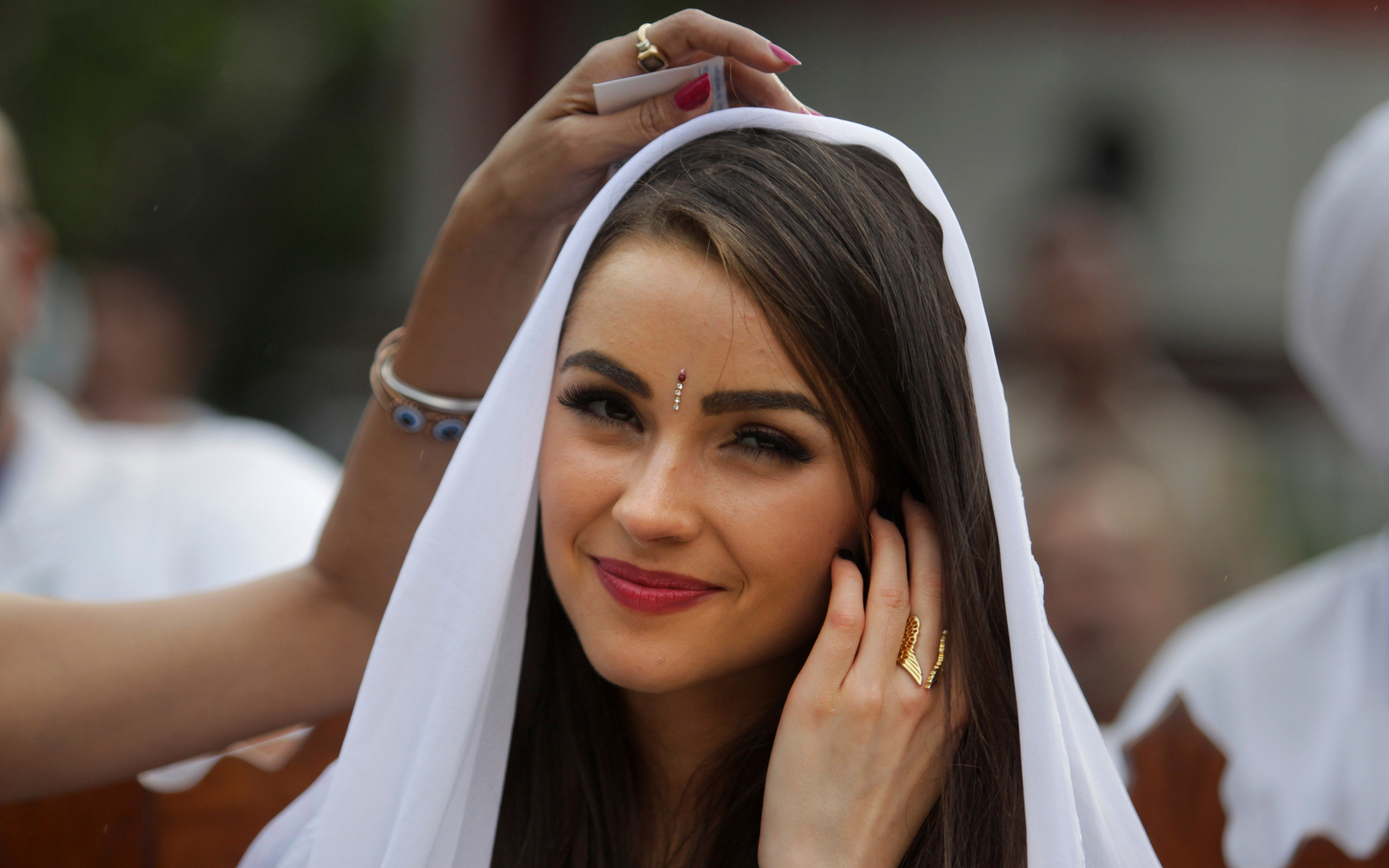 Olivia Culpo wearing a white veil and bindi HD Wallpaper