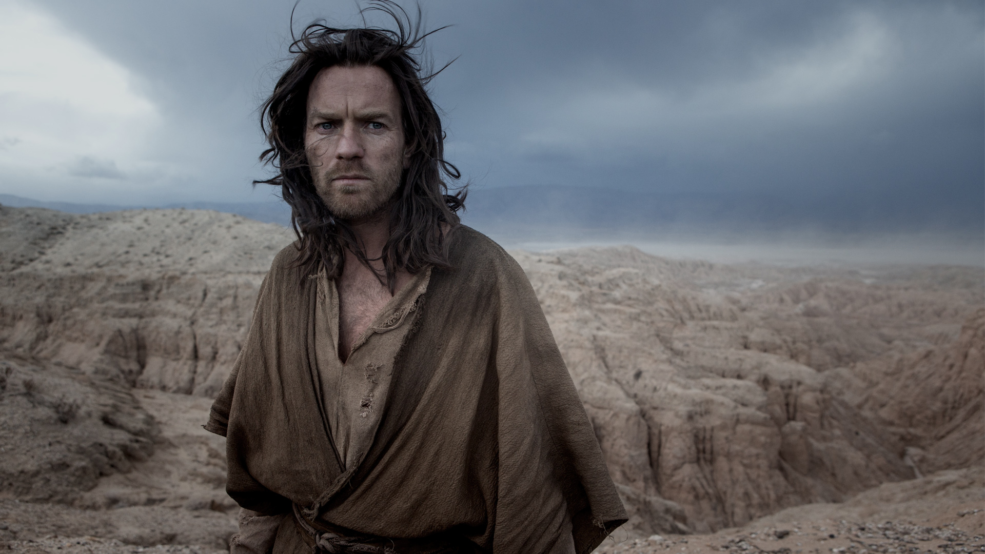 Ewan McGregor in a desert landscape HD Wallpaper