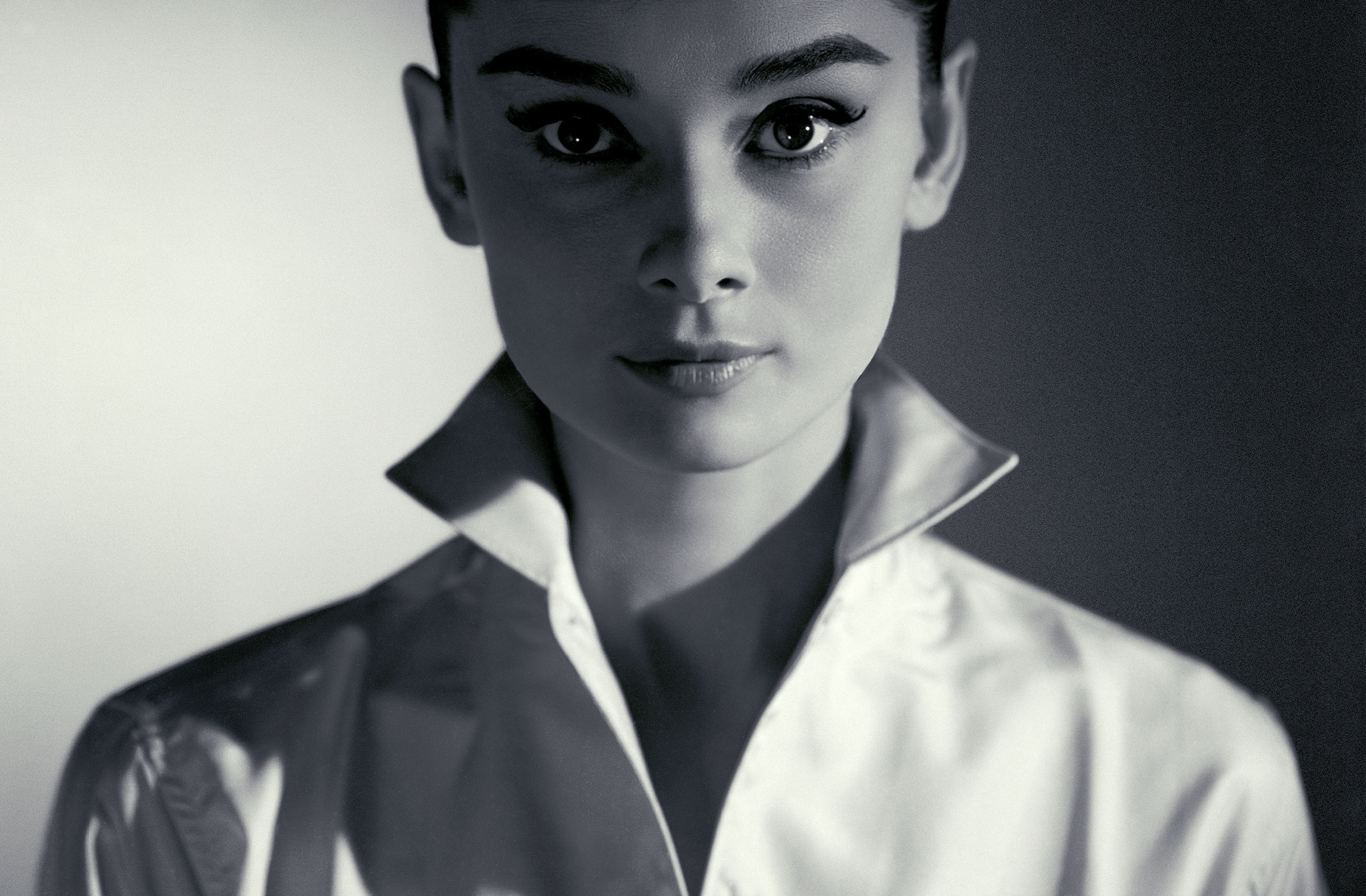 Elegant Black and White Portrait of Audrey Hepburn HD Wallpaper