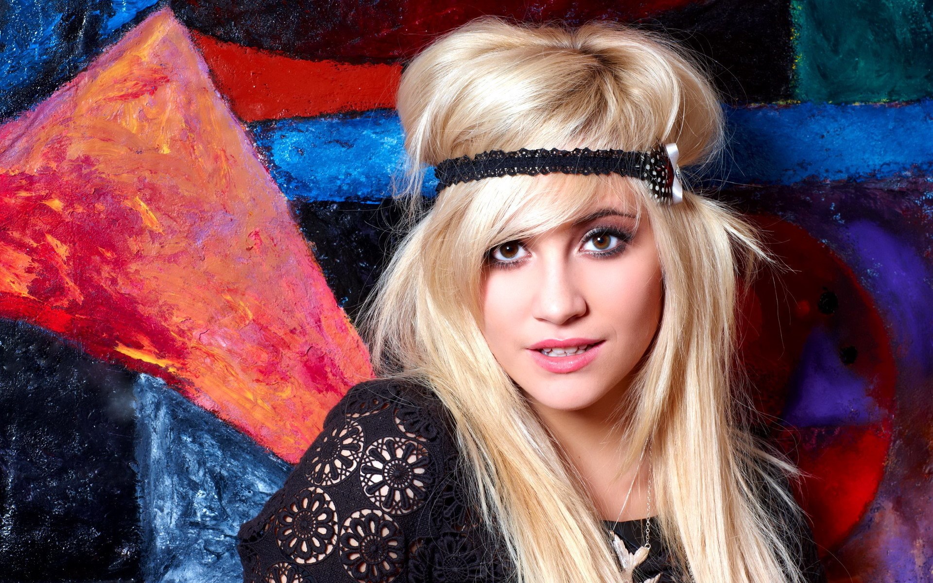 Woman with blonde hair and headband HD Wallpaper