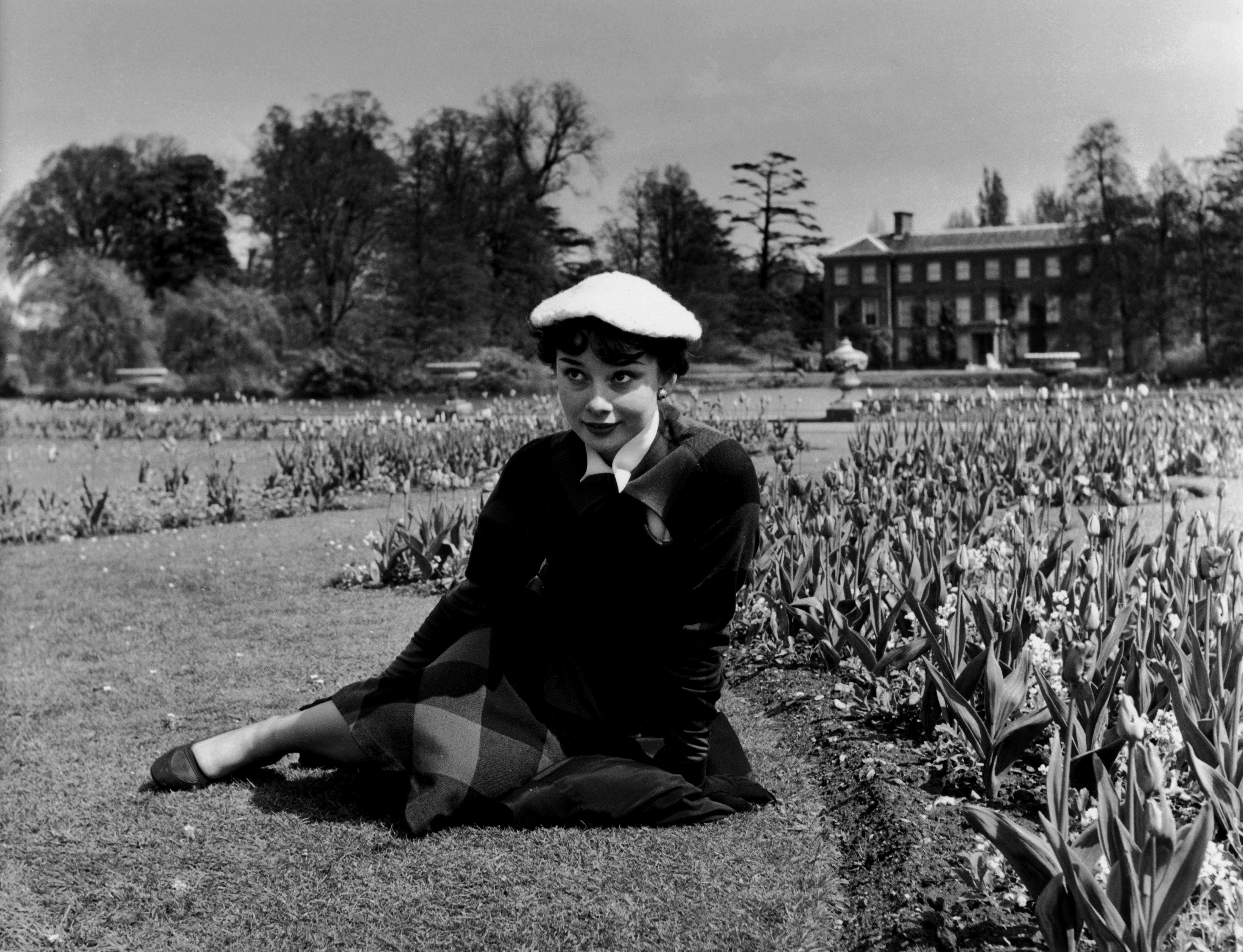 Audrey Hepburn in a garden HD Wallpaper