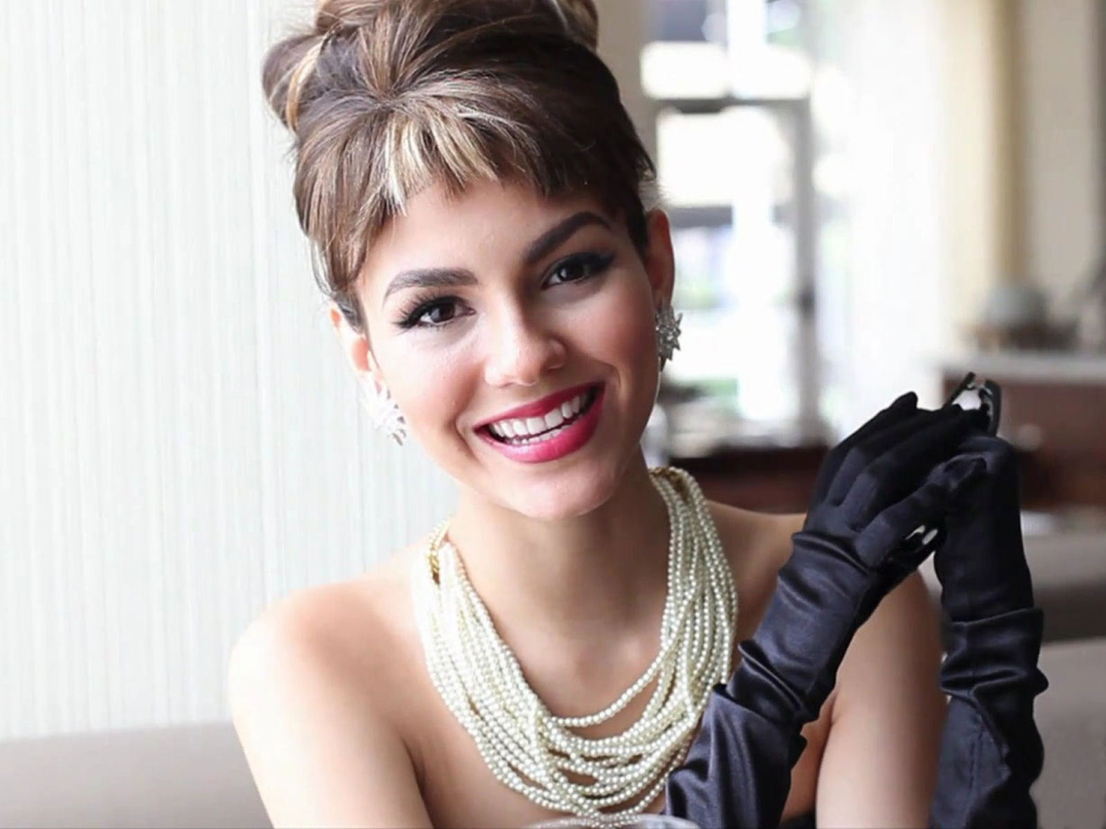Woman dressed as Audrey Hepburn HD Wallpaper