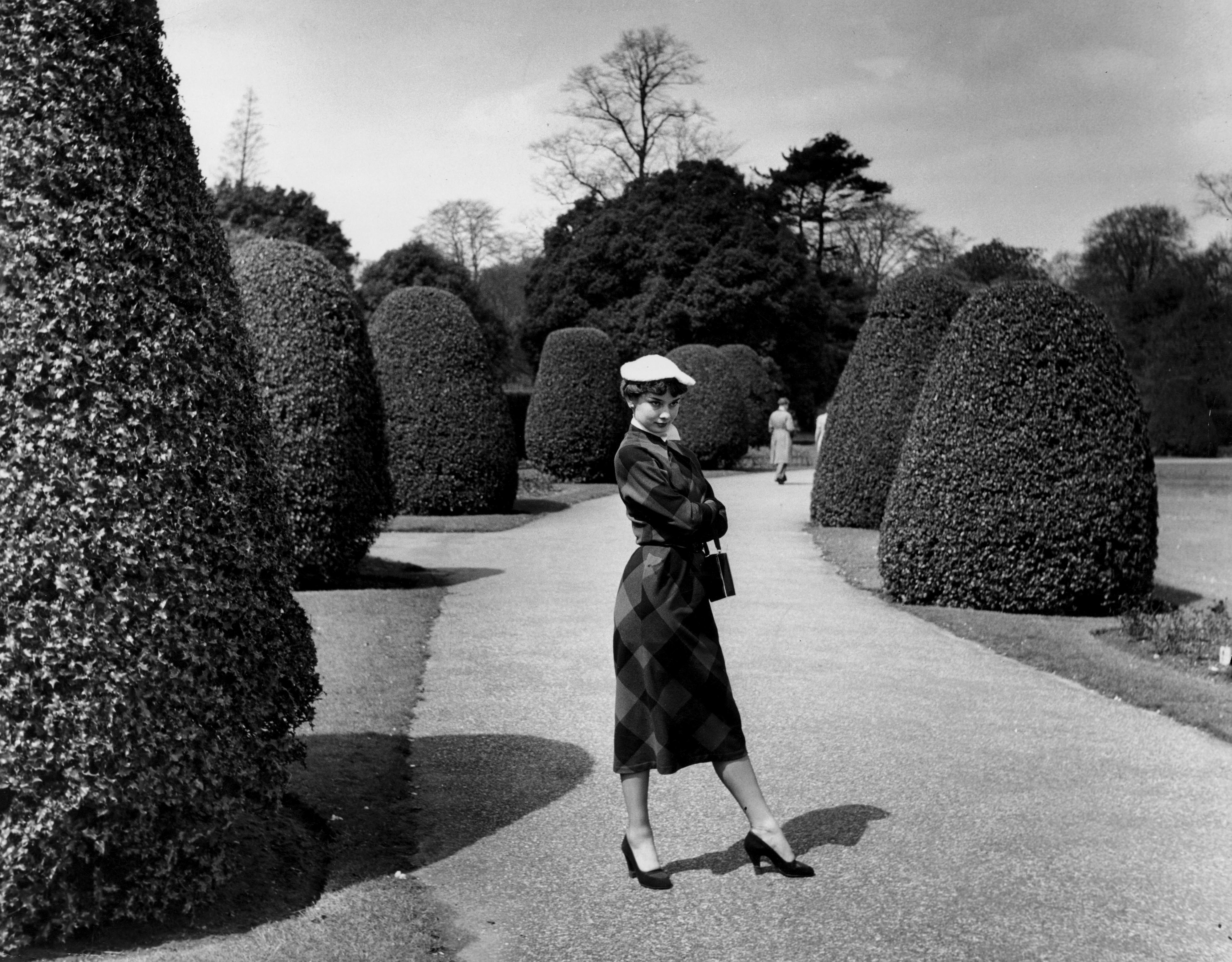 Audrey Hepburn in a garden HD Wallpaper