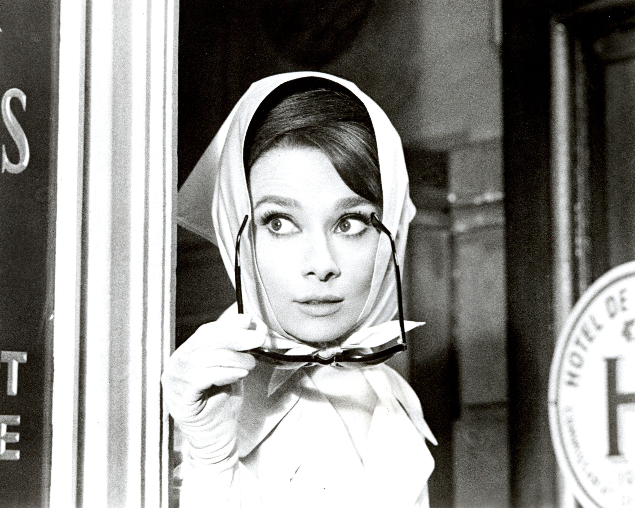 Audrey Hepburn in Breakfast at Tiffany's HD Wallpaper