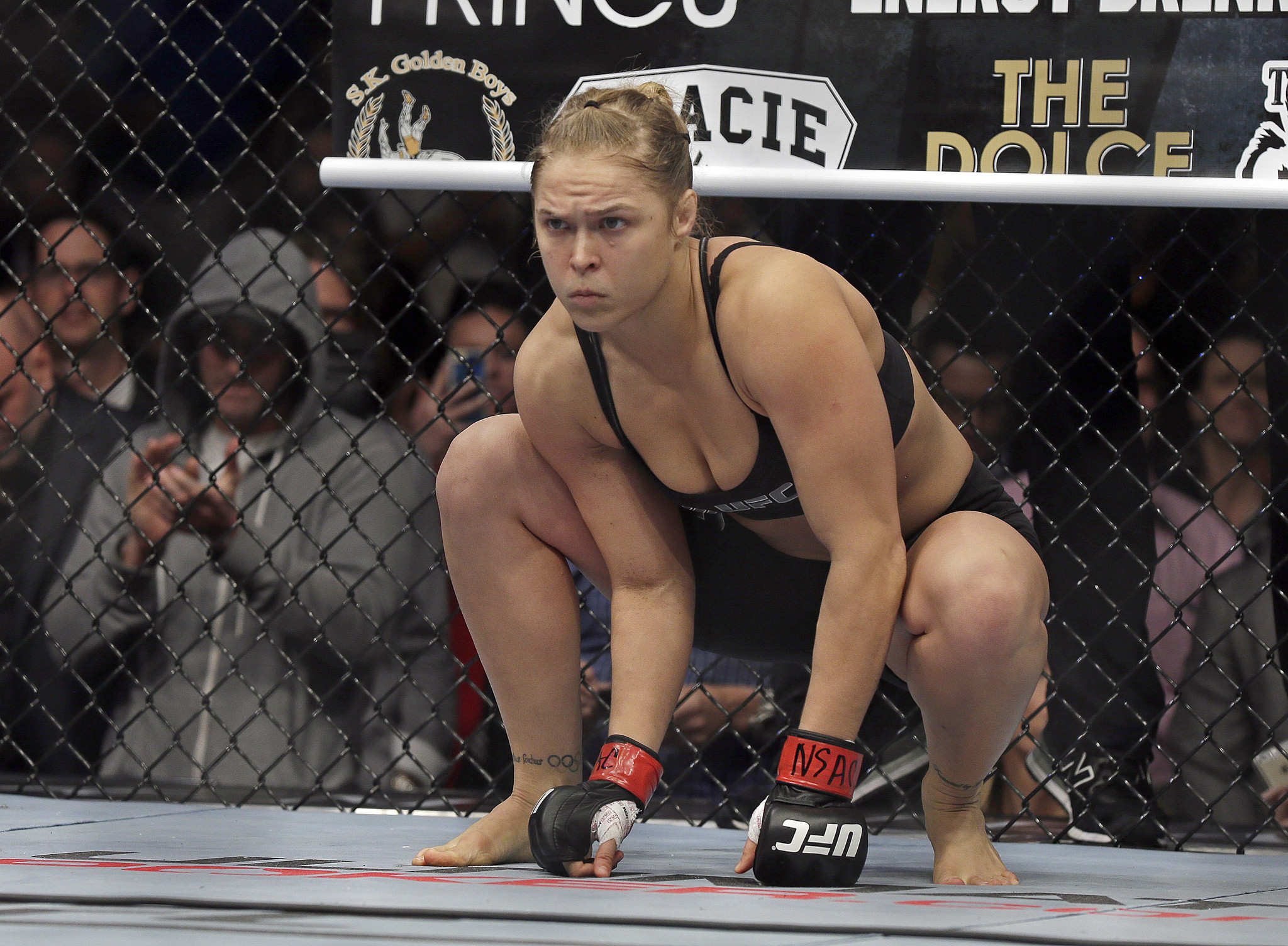 Ronda Rousey in a fighting stance HD Wallpaper