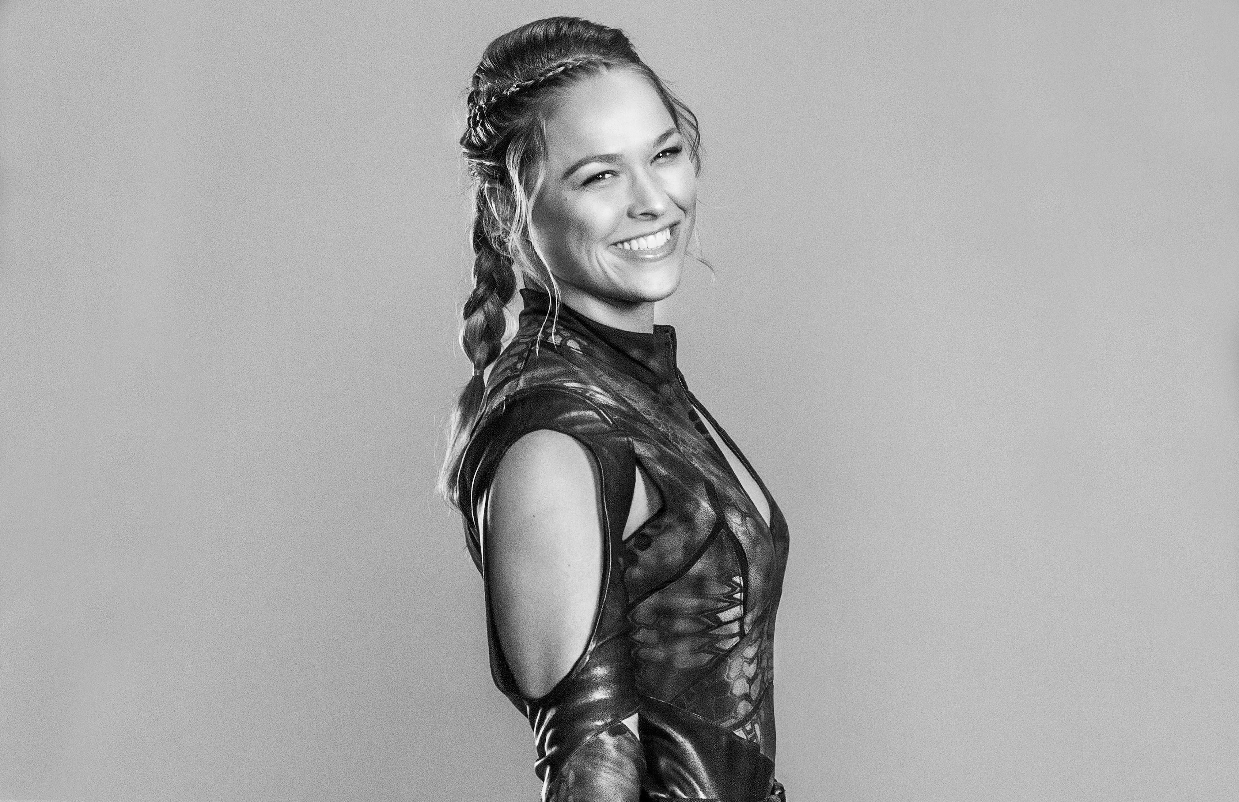 Ronda Rousey in costume HD Wallpaper