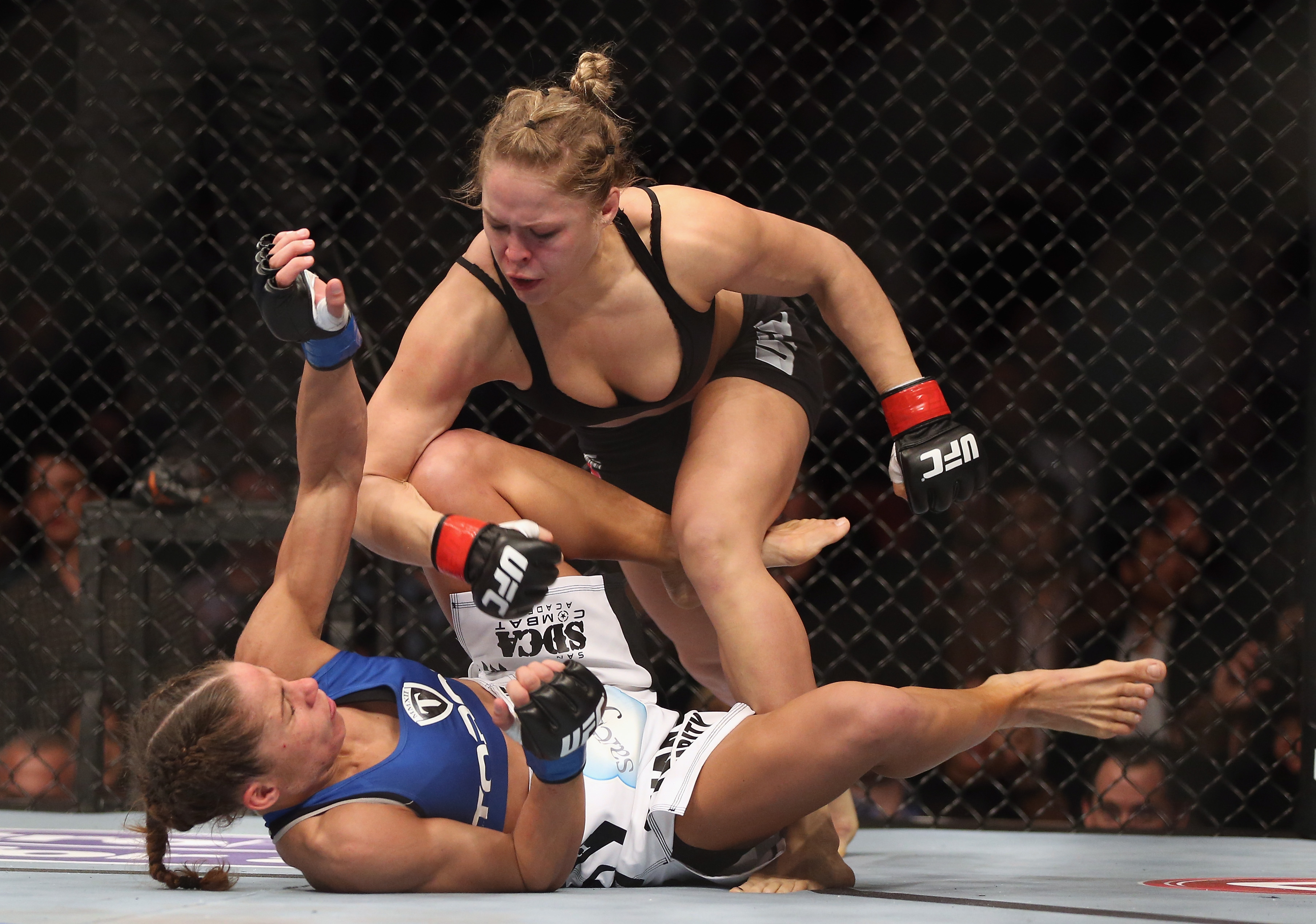 Ronda Rousey in UFC fight HD Wallpaper