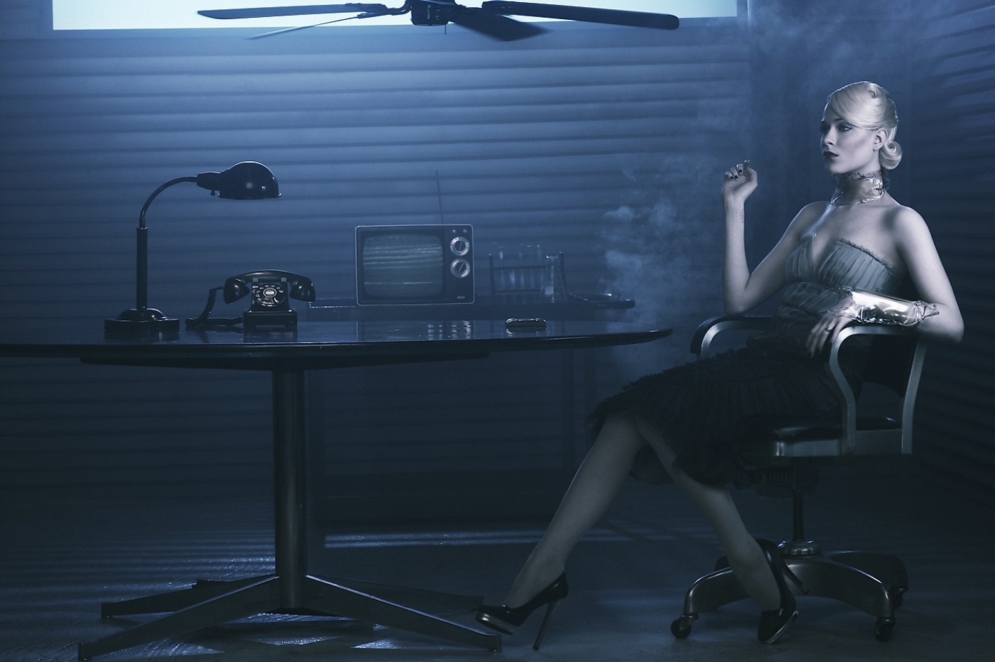 Evan Rachel Wood in a smoky office HD Wallpaper