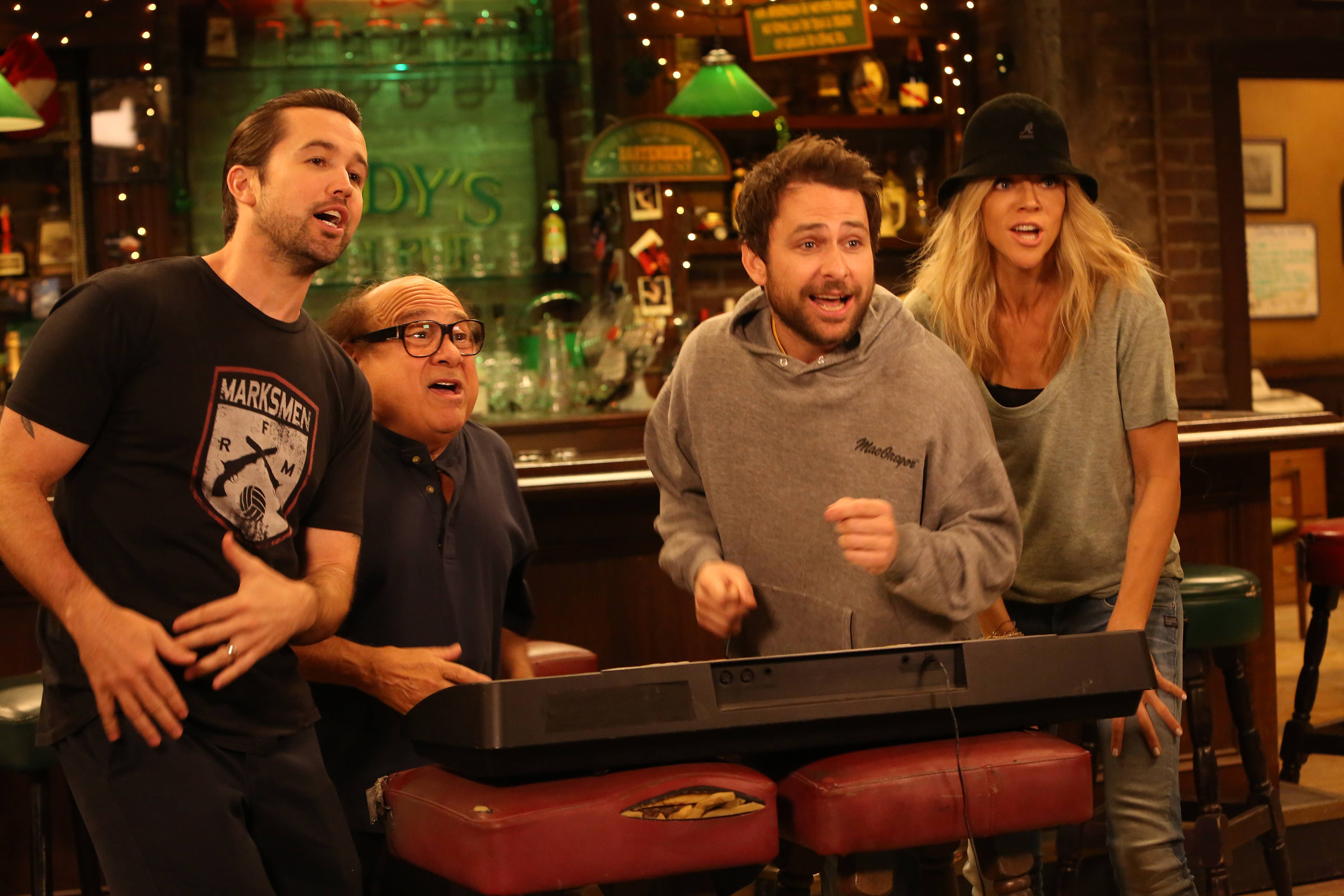 The Gang from It's Always Sunny in Philadelphia singing HD Wallpaper