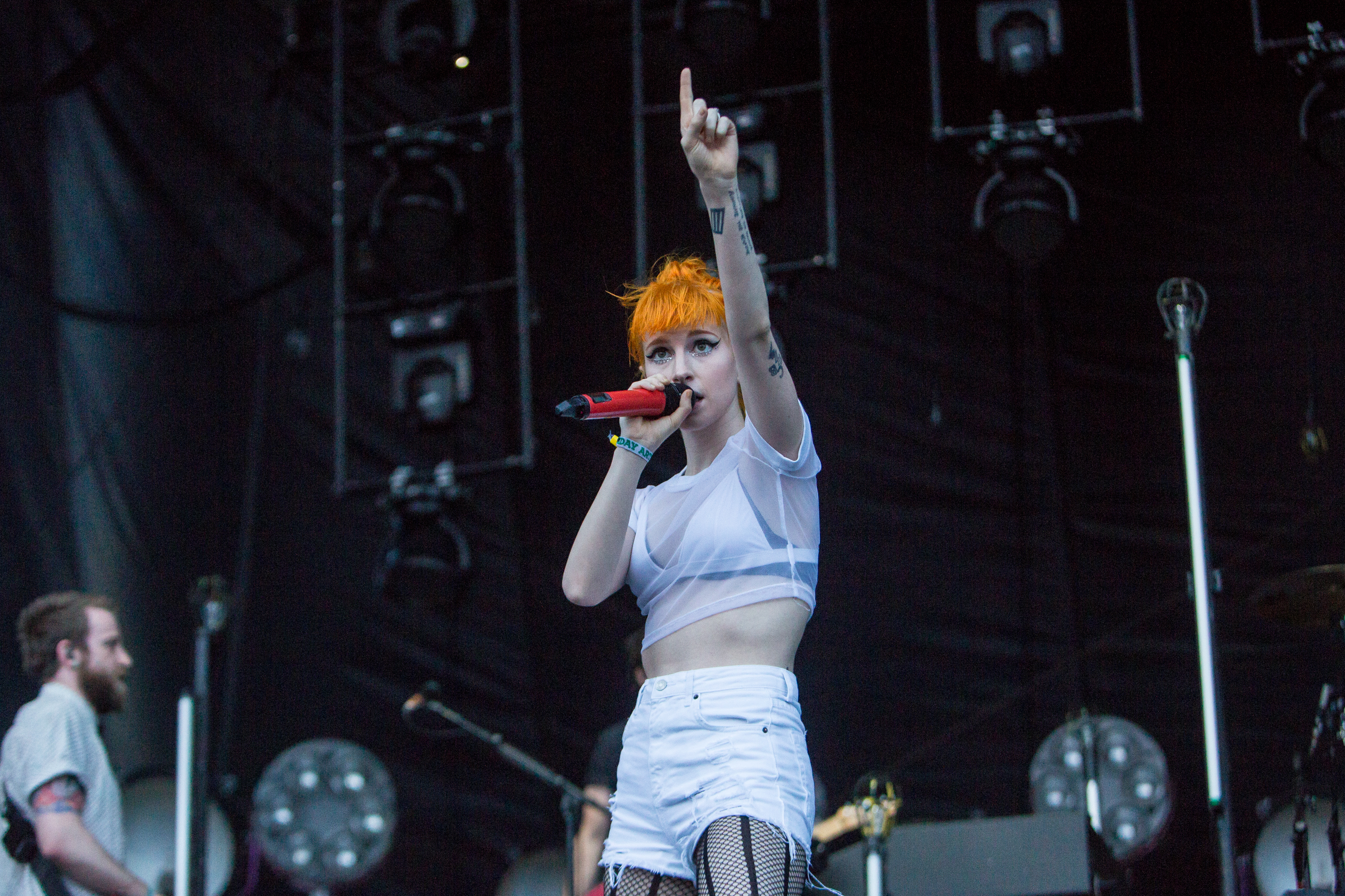 Hayley Williams performing on stage HD Wallpaper