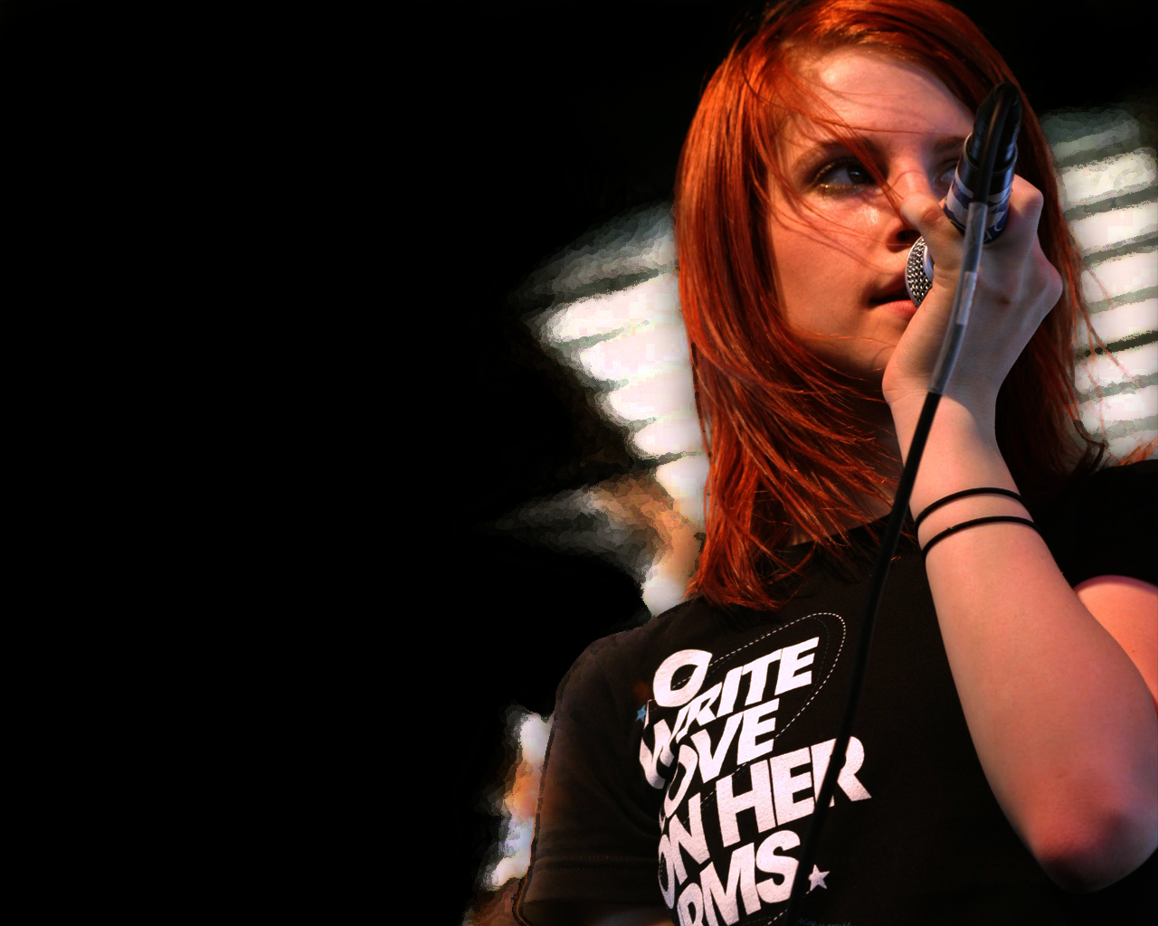 Hayley Williams singing into a microphone HD Wallpaper