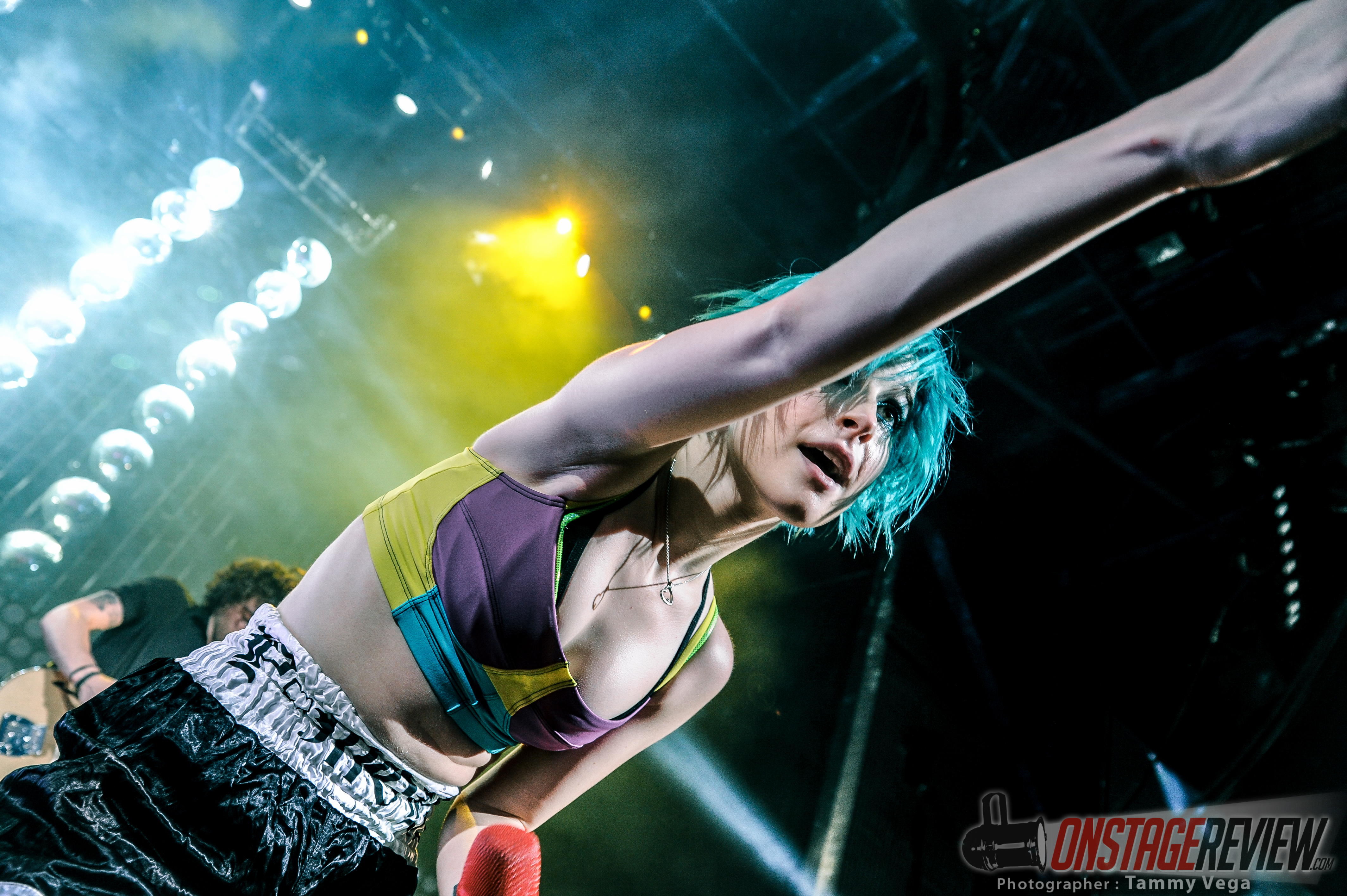 Hayley Williams performing on stage HD Wallpaper