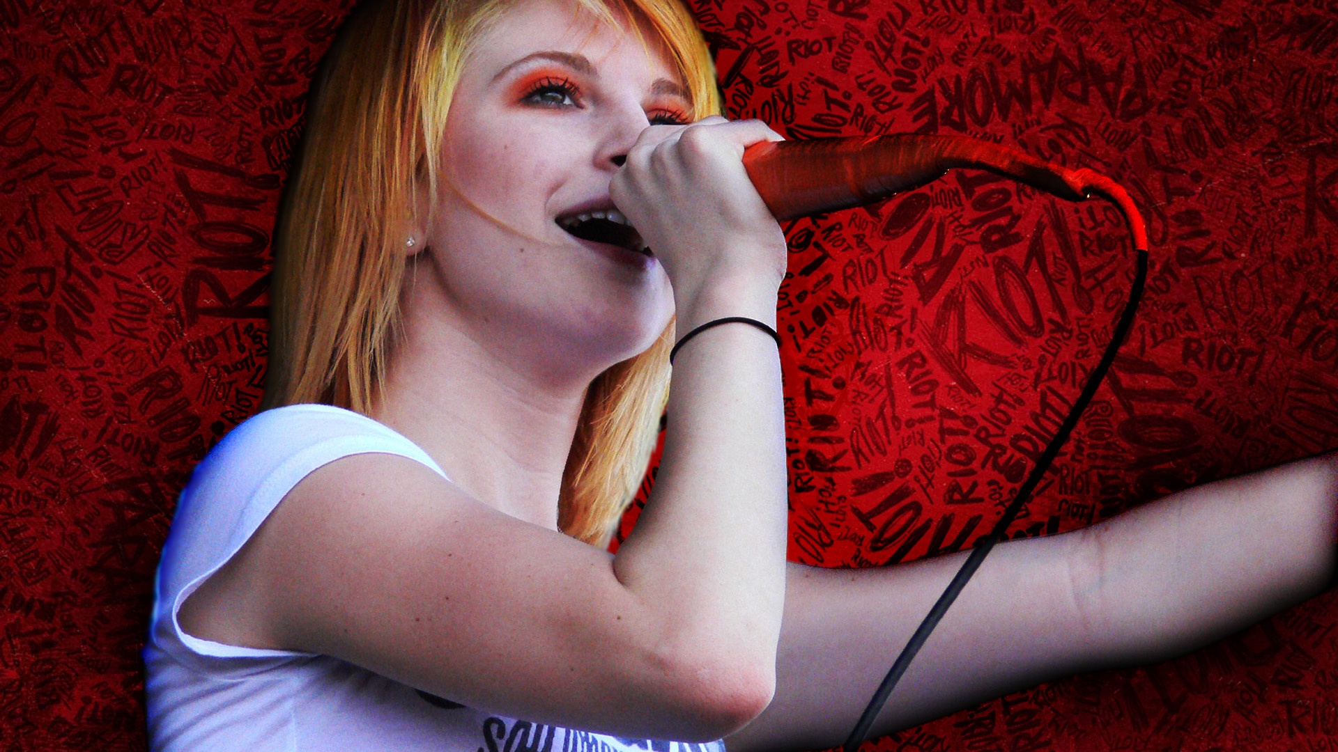 Hayley Williams singing into a microphone HD Wallpaper