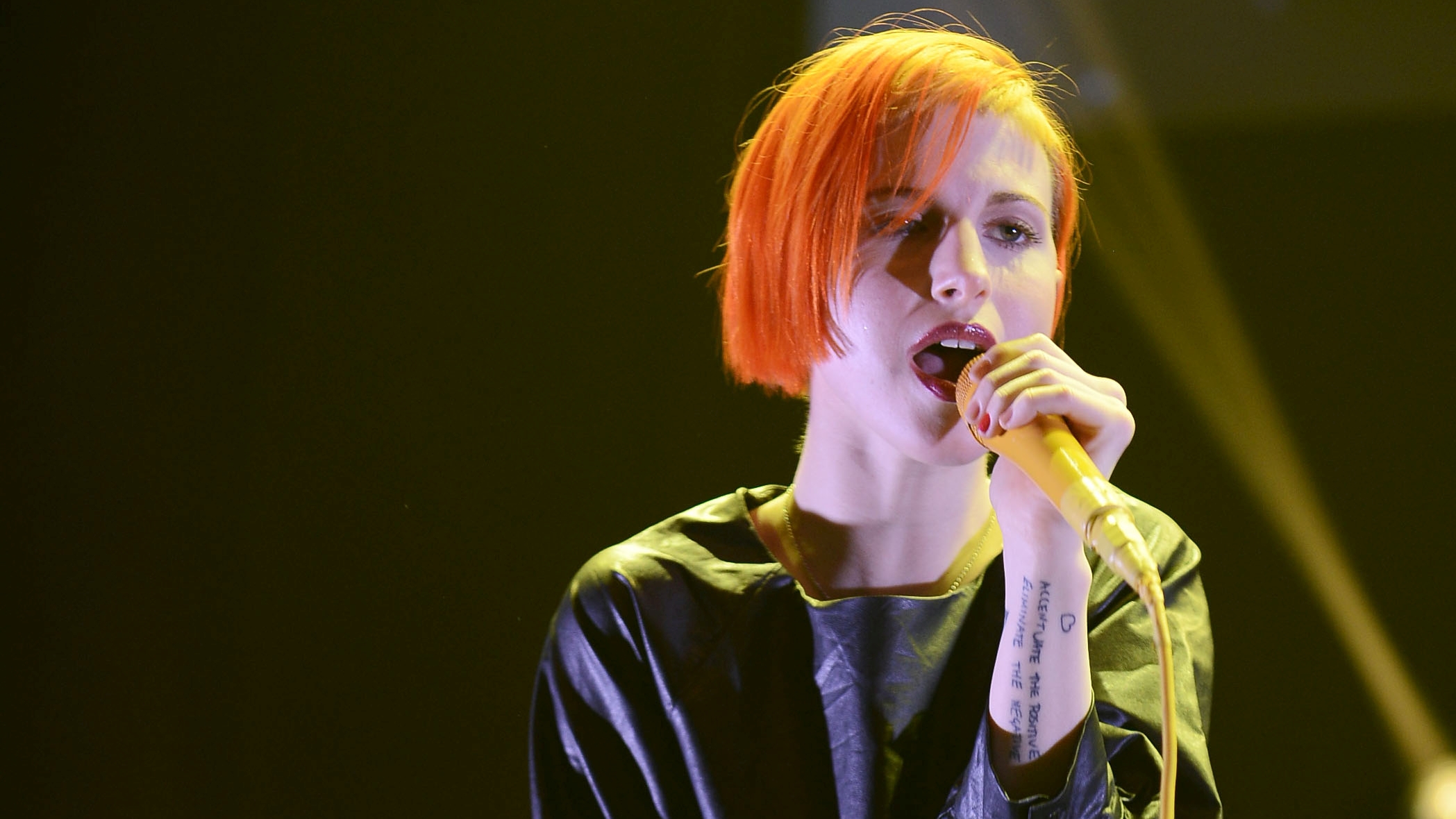 Hayley Williams performing on stage HD Wallpaper