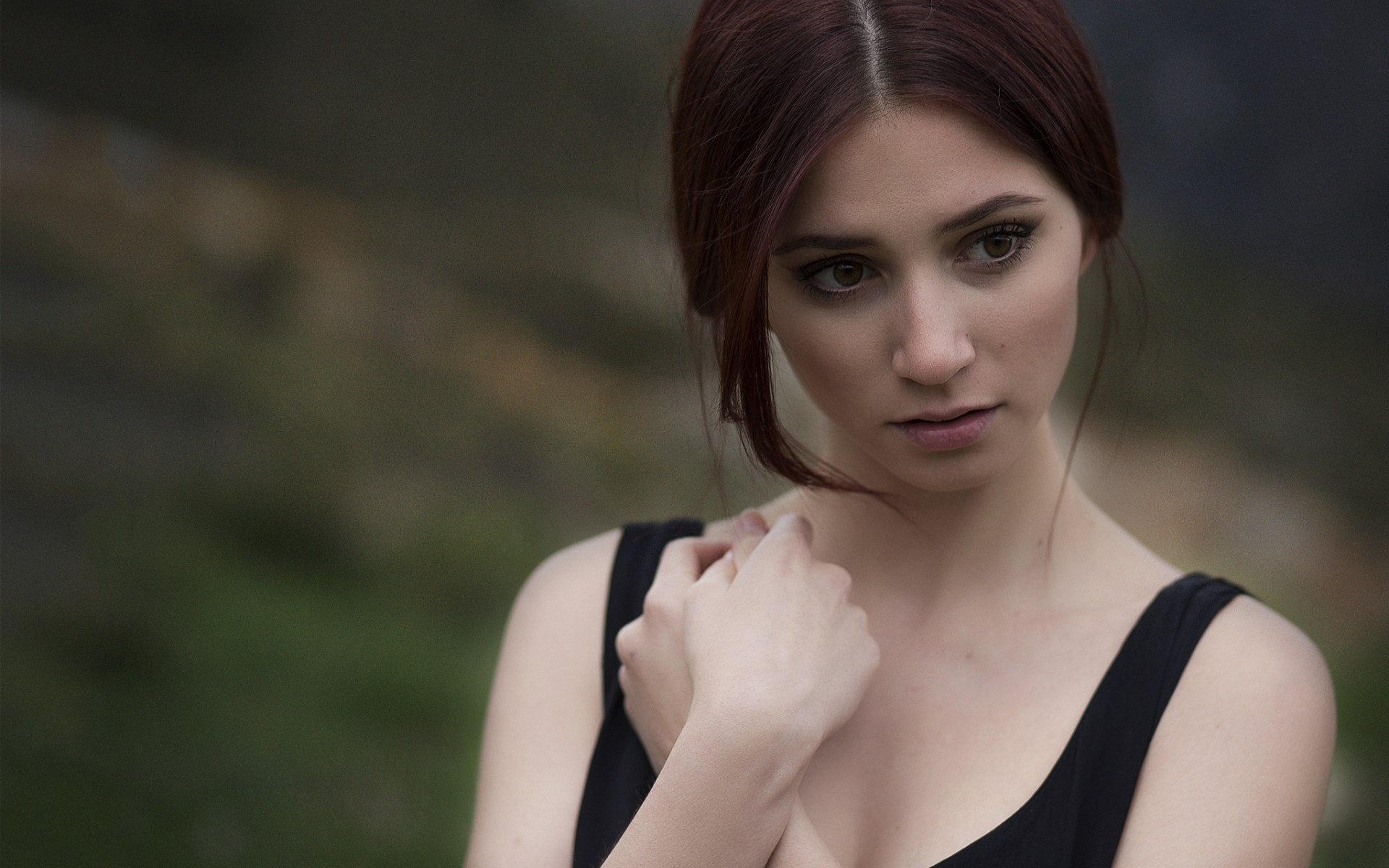 Woman in black dress outdoors HD Wallpaper