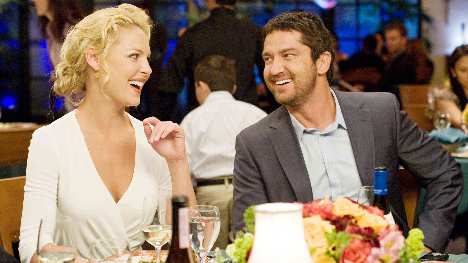 Katherine Heigl and Gerard Butler at a table HD Wallpaper