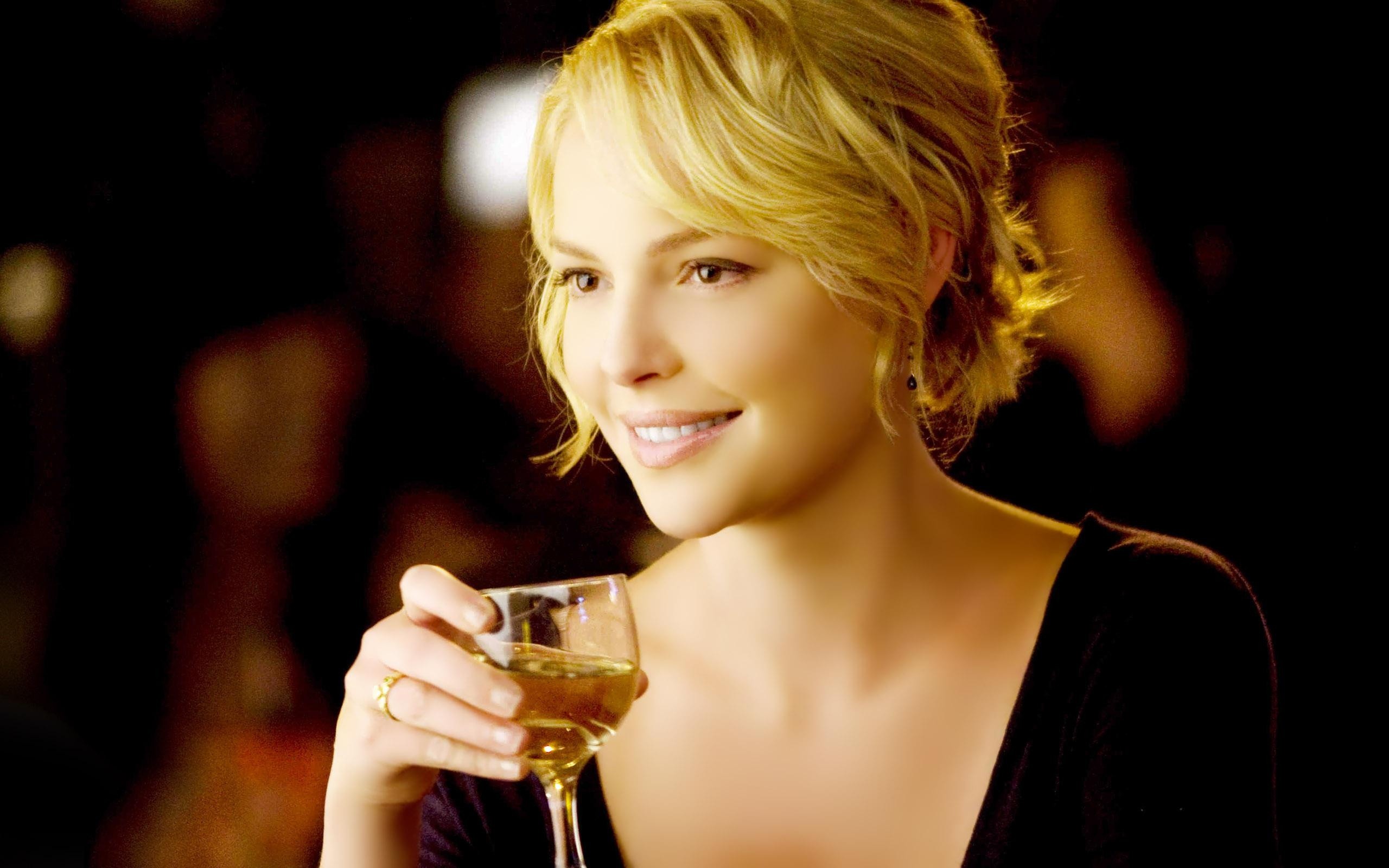 Katherine Heigl holding a glass of wine HD Wallpaper
