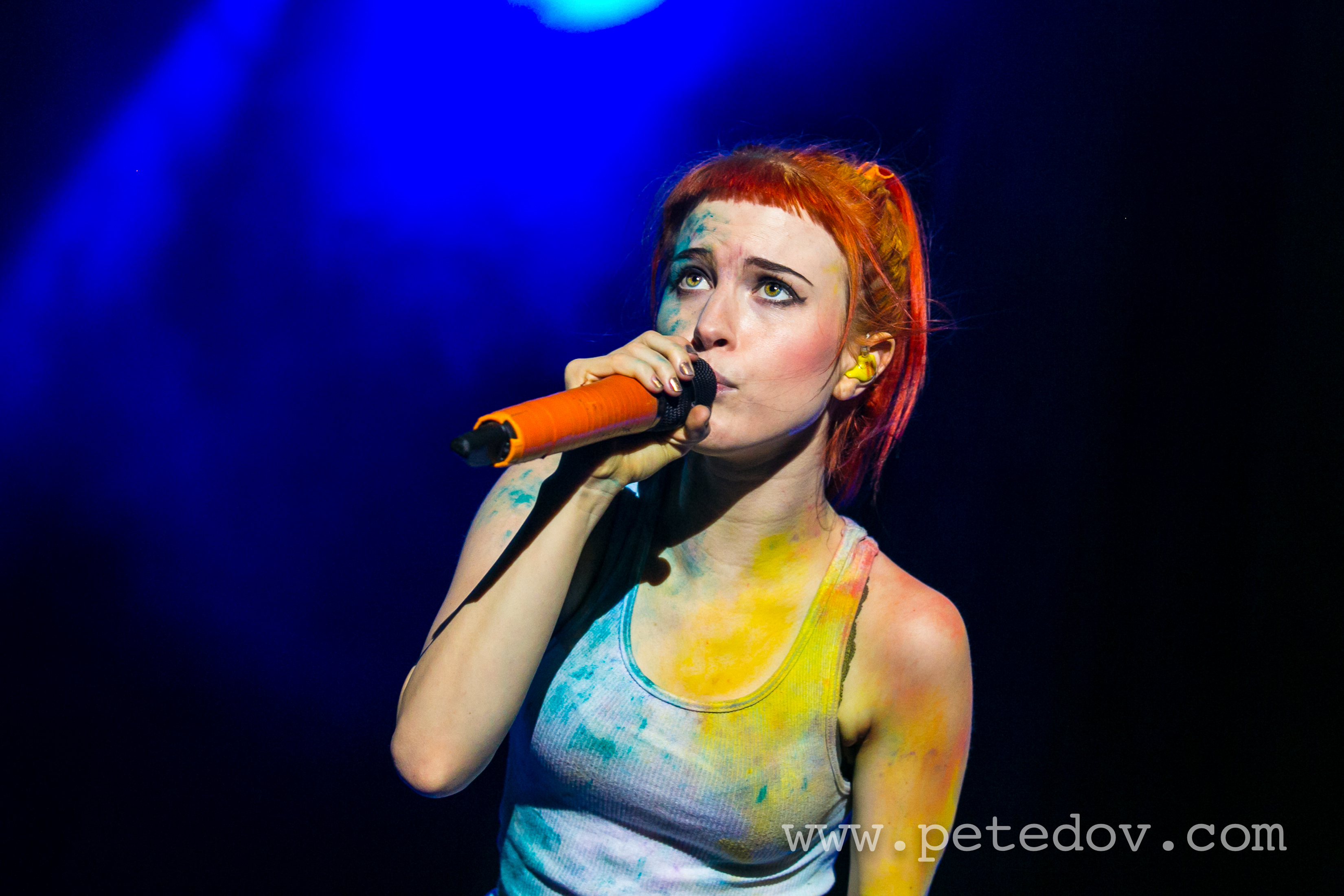 Hayley Williams singing on stage HD Wallpaper