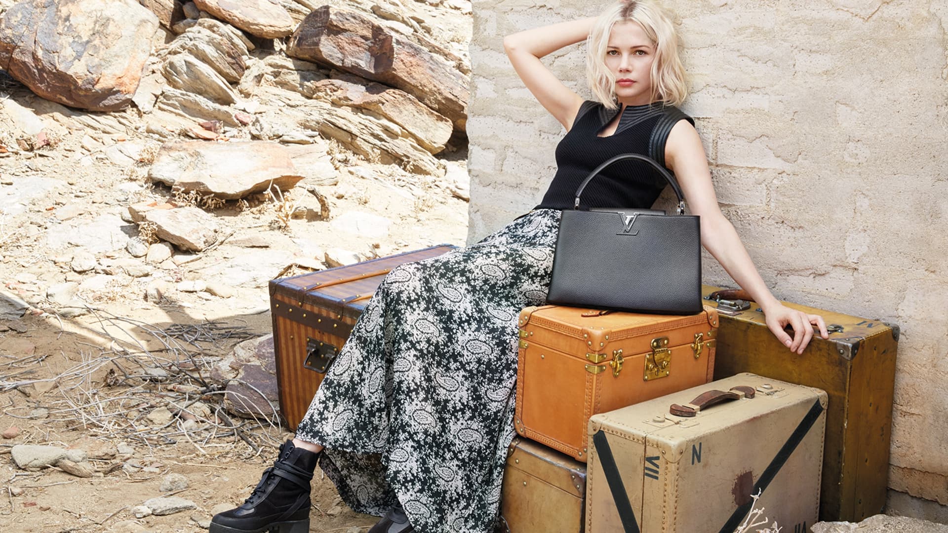 Michelle Williams with Louis Vuitton bag and luggage HD Wallpaper