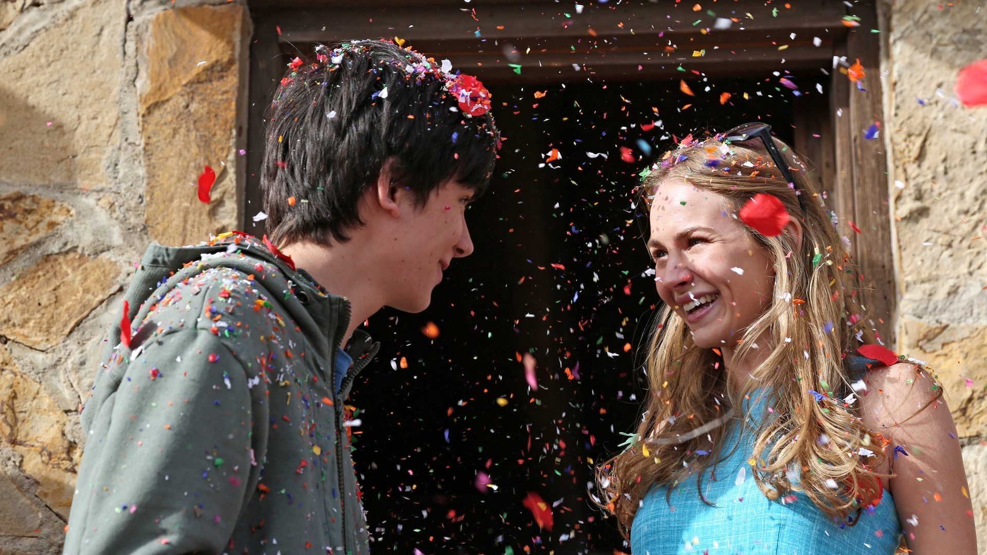 Britt Robertson in confetti HD Wallpaper