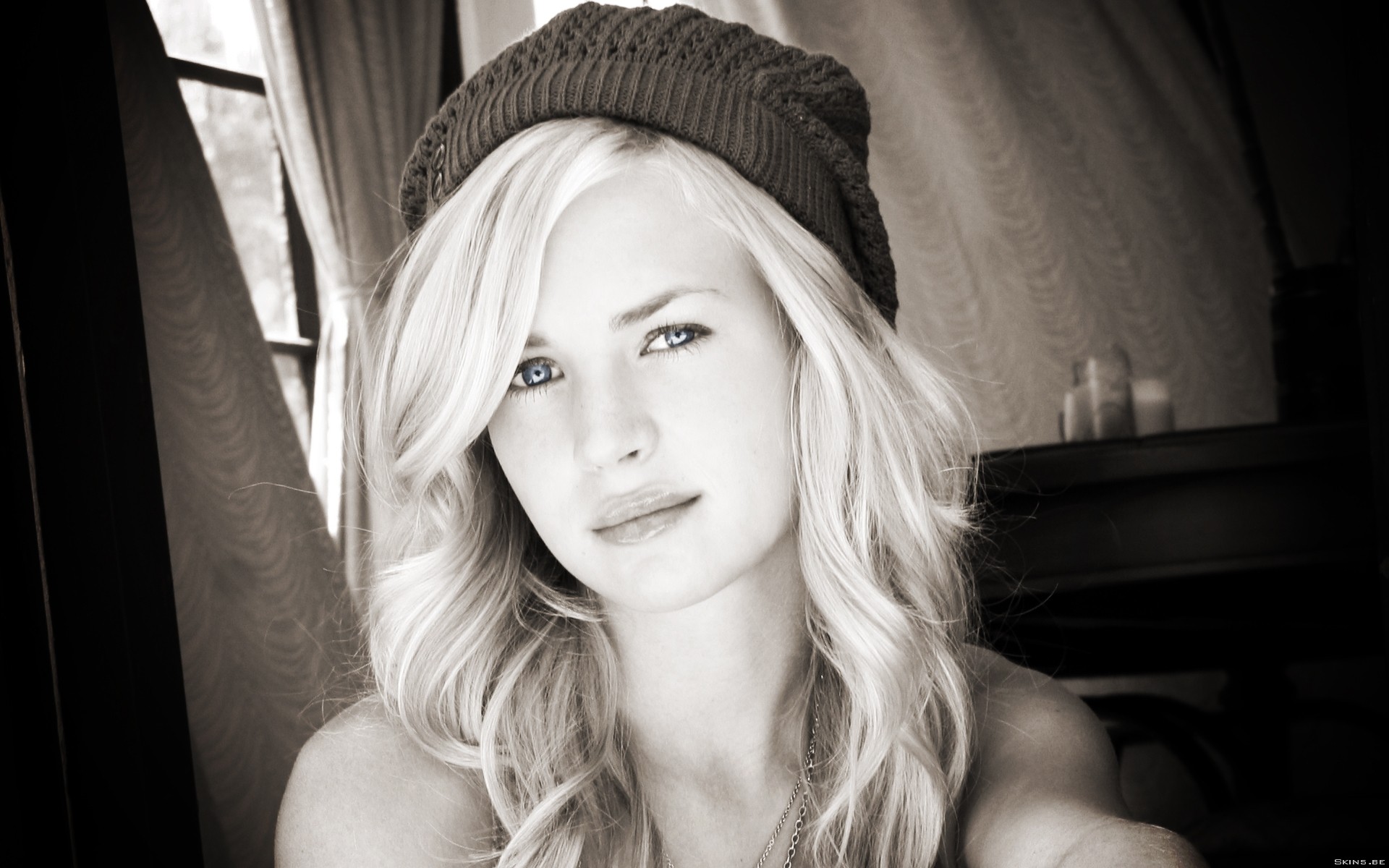 Britt Robertson wearing a beanie HD Wallpaper