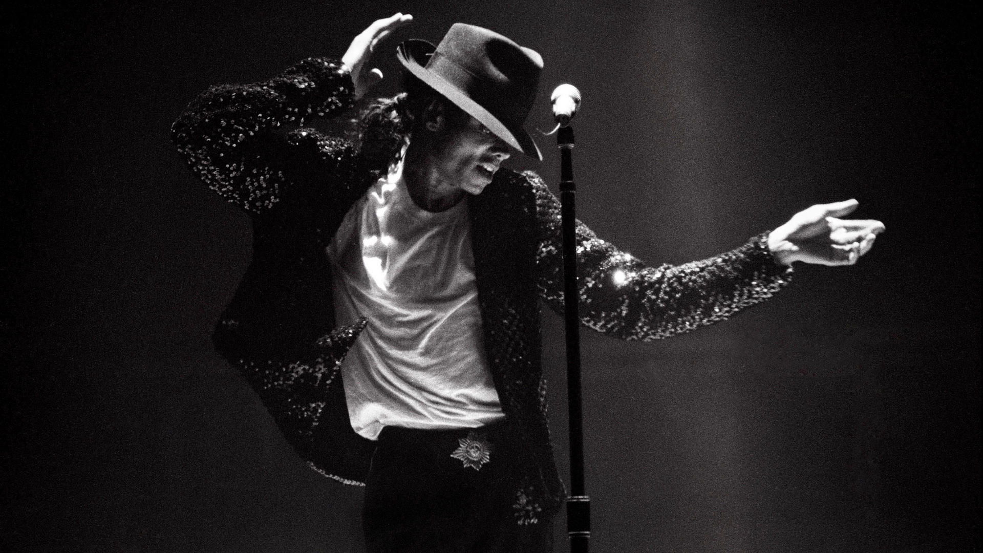 Michael Jackson performing on stage HD Wallpaper