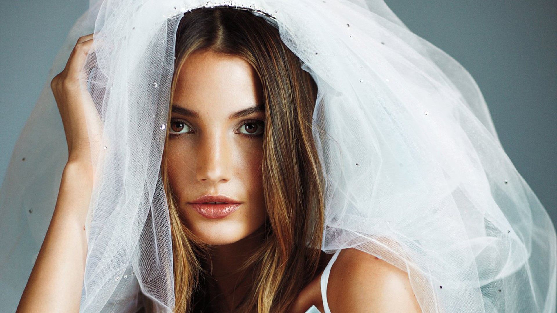 Lily Aldridge wearing a wedding veil HD Wallpaper