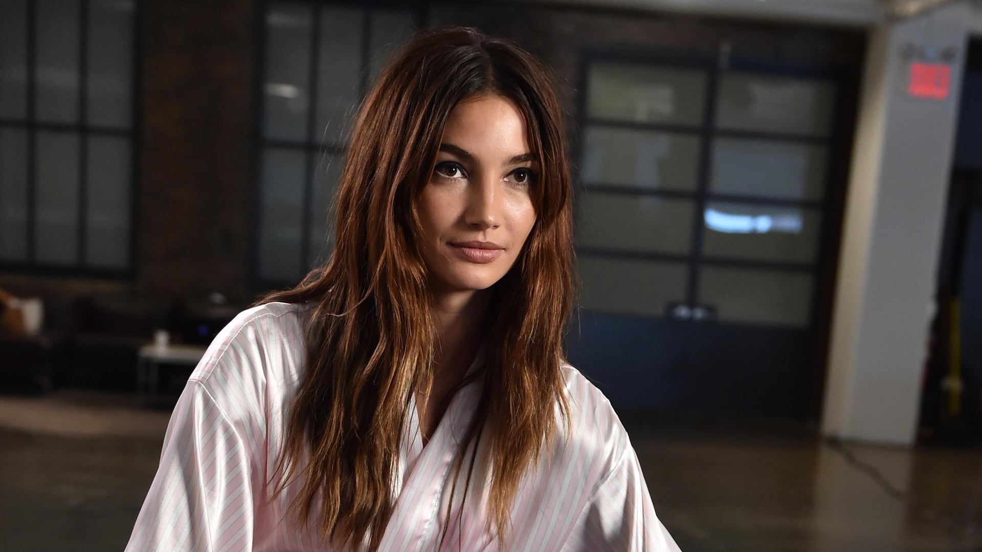 Lily Aldridge in a robe HD Wallpaper