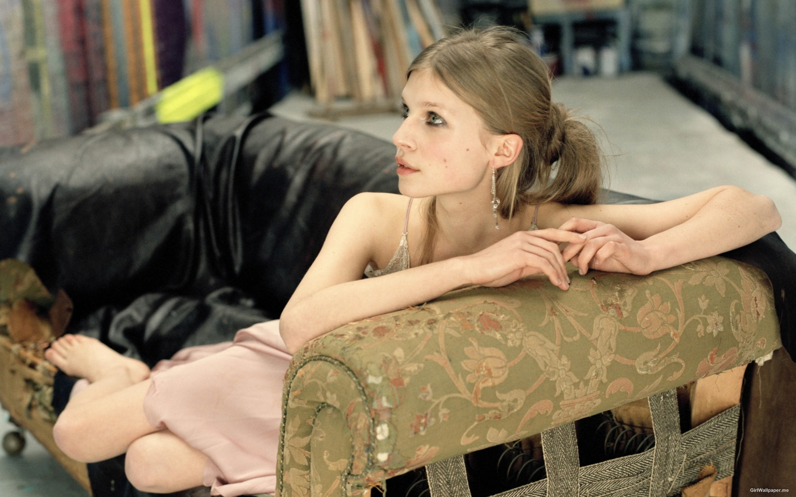 Clémence Poésy on a couch HD Wallpaper