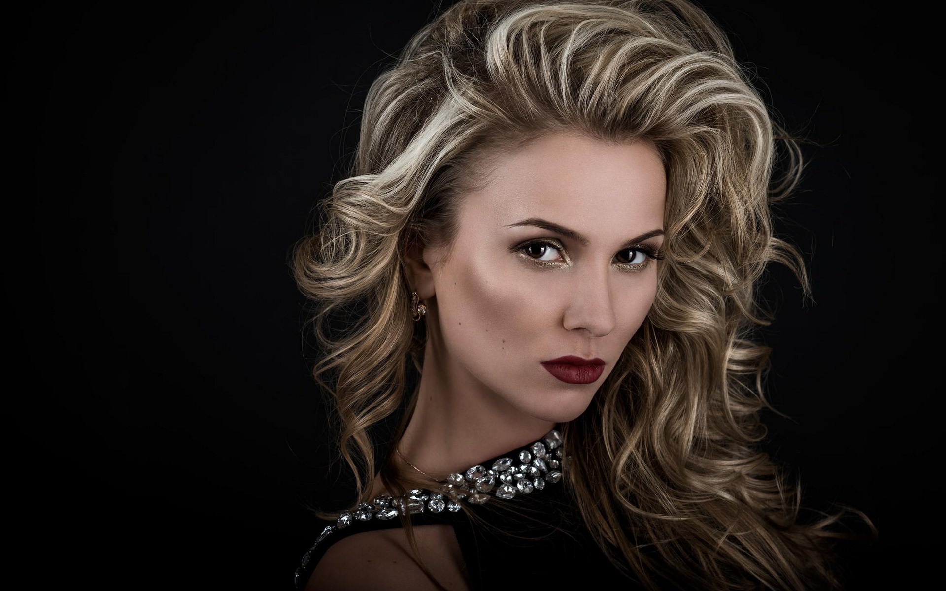 Woman with blonde hair and dark lipstick HD Wallpaper