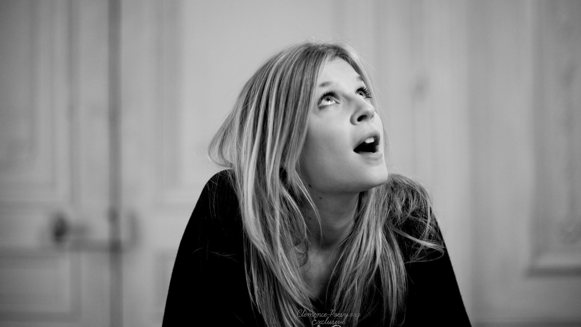 Clémence Poésy looking up HD Wallpaper
