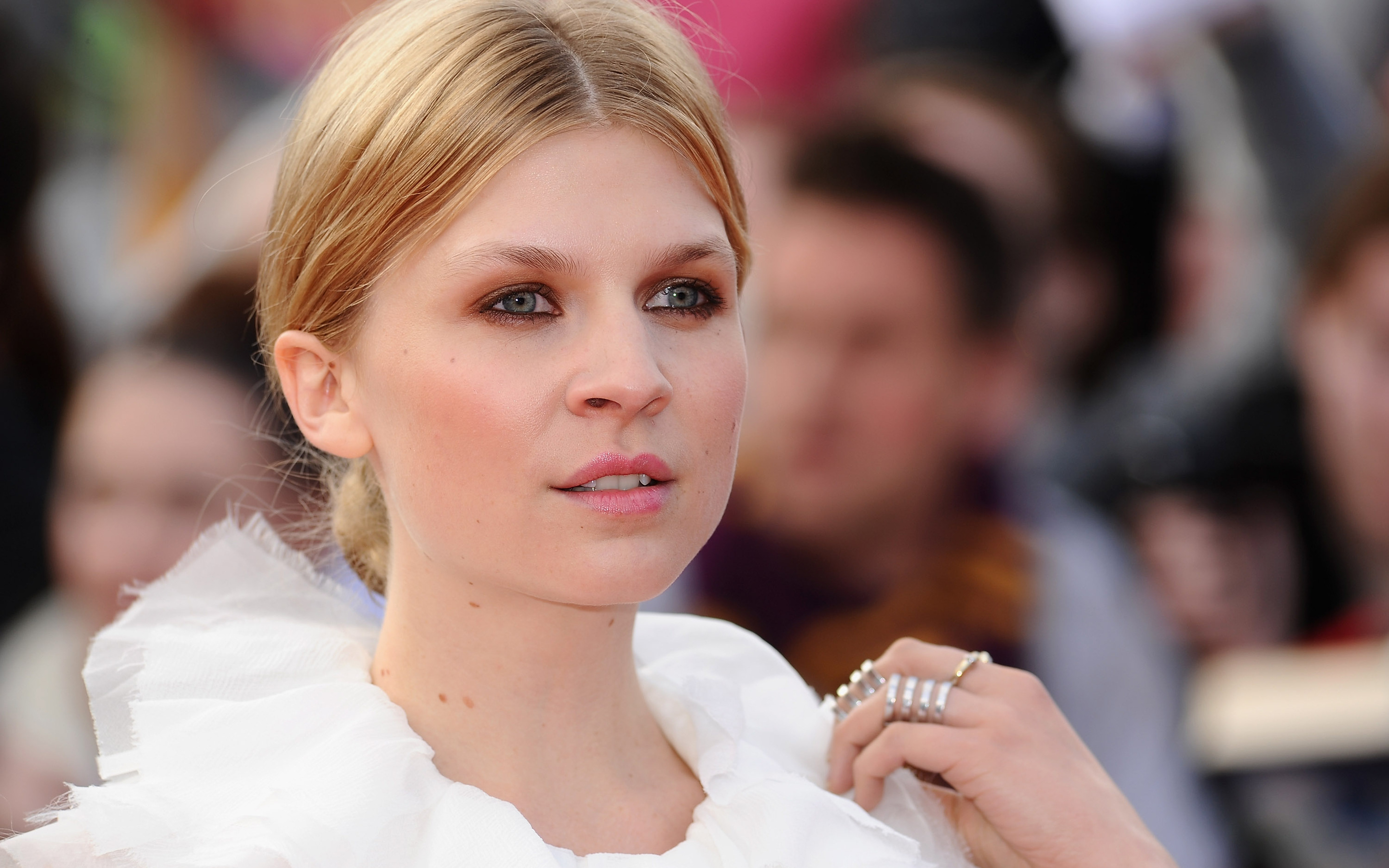 Clémence Poésy HD Wallpaper